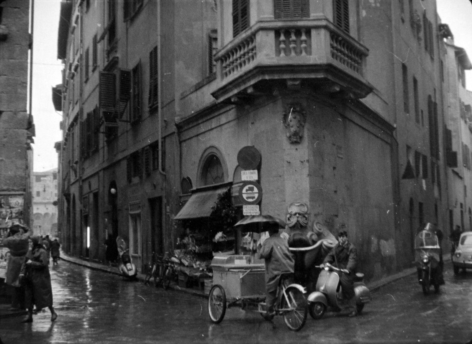 Italy, Florence, Piazza de' Frescobaldi, balra a Borgo S. Jacopo, jobbra a Via dello Sprone. A ház sarkán a Fontana dello Sprone., 1959, Szabó Gábor, tricycle, Fortepan #174870