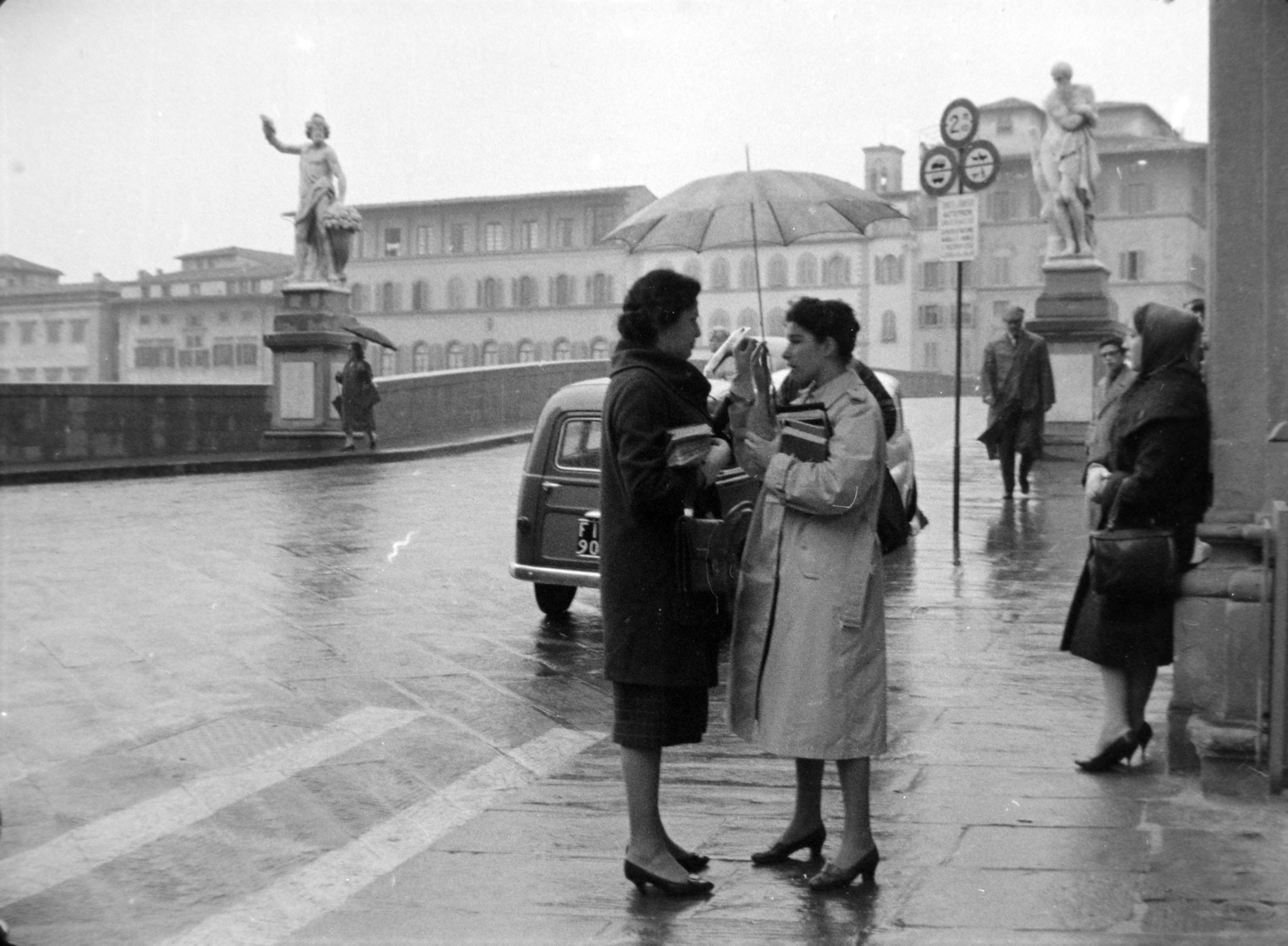 Italy, Florence, Piazza de' Frescobaldi, szemben a Ponte Santa Trinita., 1959, Szabó Gábor, Fortepan #174874