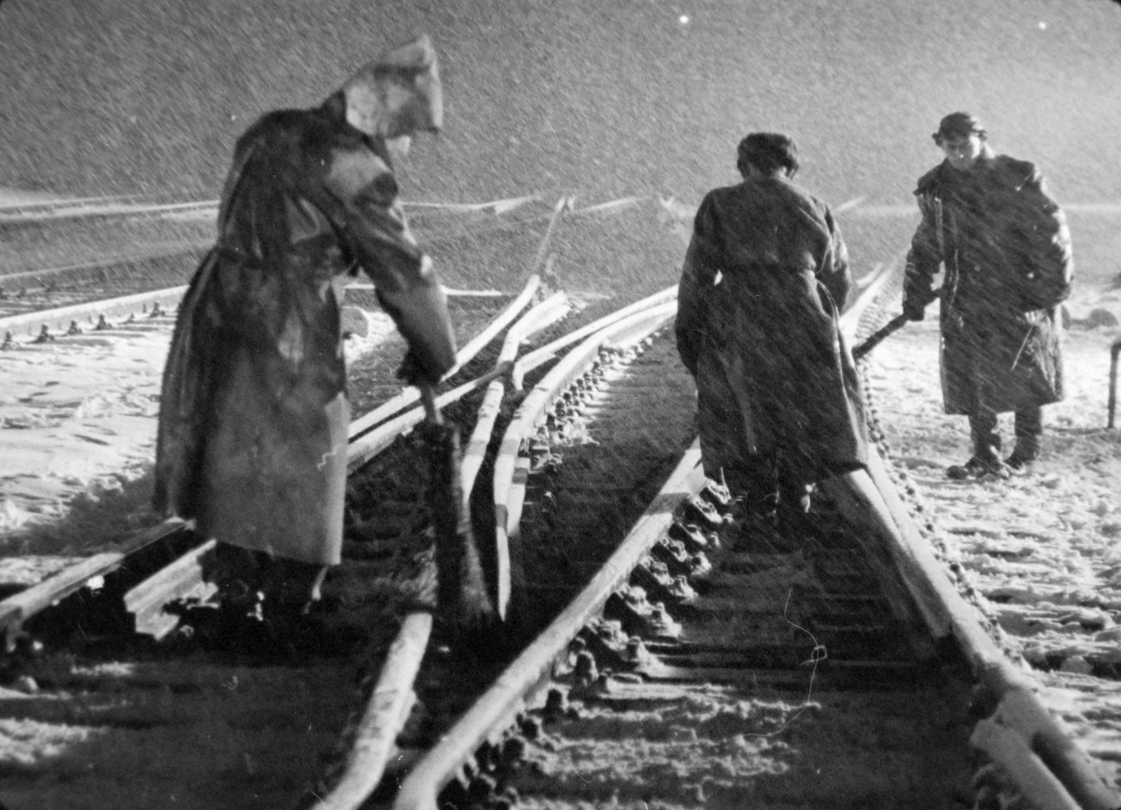 Hungary, Budapest IX., Ferencvárosi pályaudvar., 1957, Szabó Gábor, winter, snow, train station, railroad switch, Budapest, Fortepan #174876