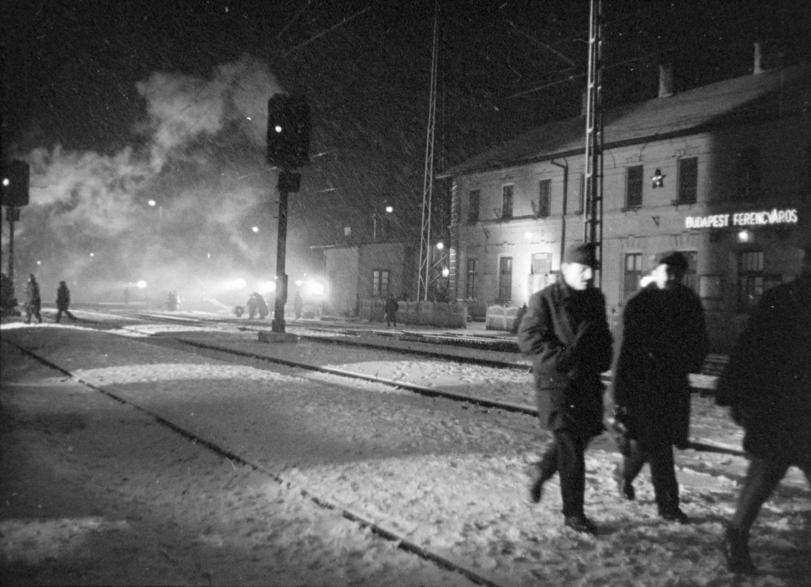 Hungary, Budapest IX., Ferencvárosi pályaudvar., 1957, Szabó Gábor, train station, railroader, rails, light-signalling device, Budapest, Fortepan #174879