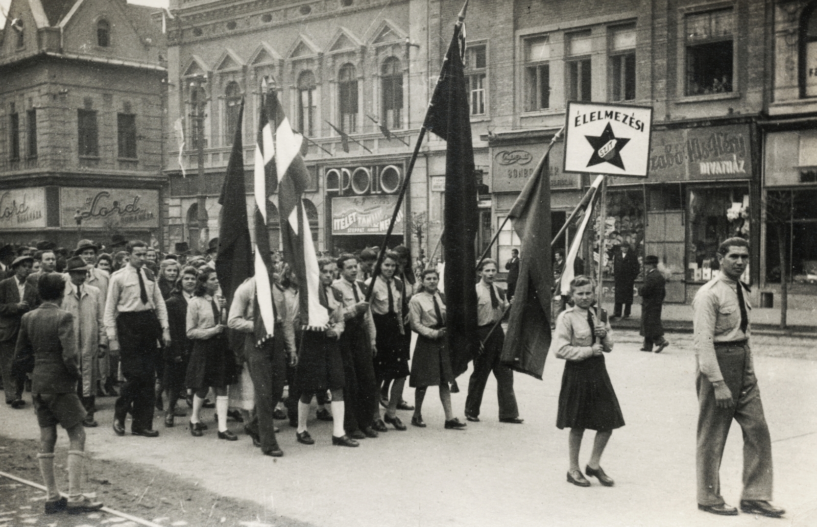 Magyarország, Debrecen, Piac utca (Vörös Hadsereg útja), háttérben a Miklós utca torkolata., 1948, Horváth Dániel, felvonulás, május 1, mozi, neon felirat, Édességbolt, Fortepan #174935