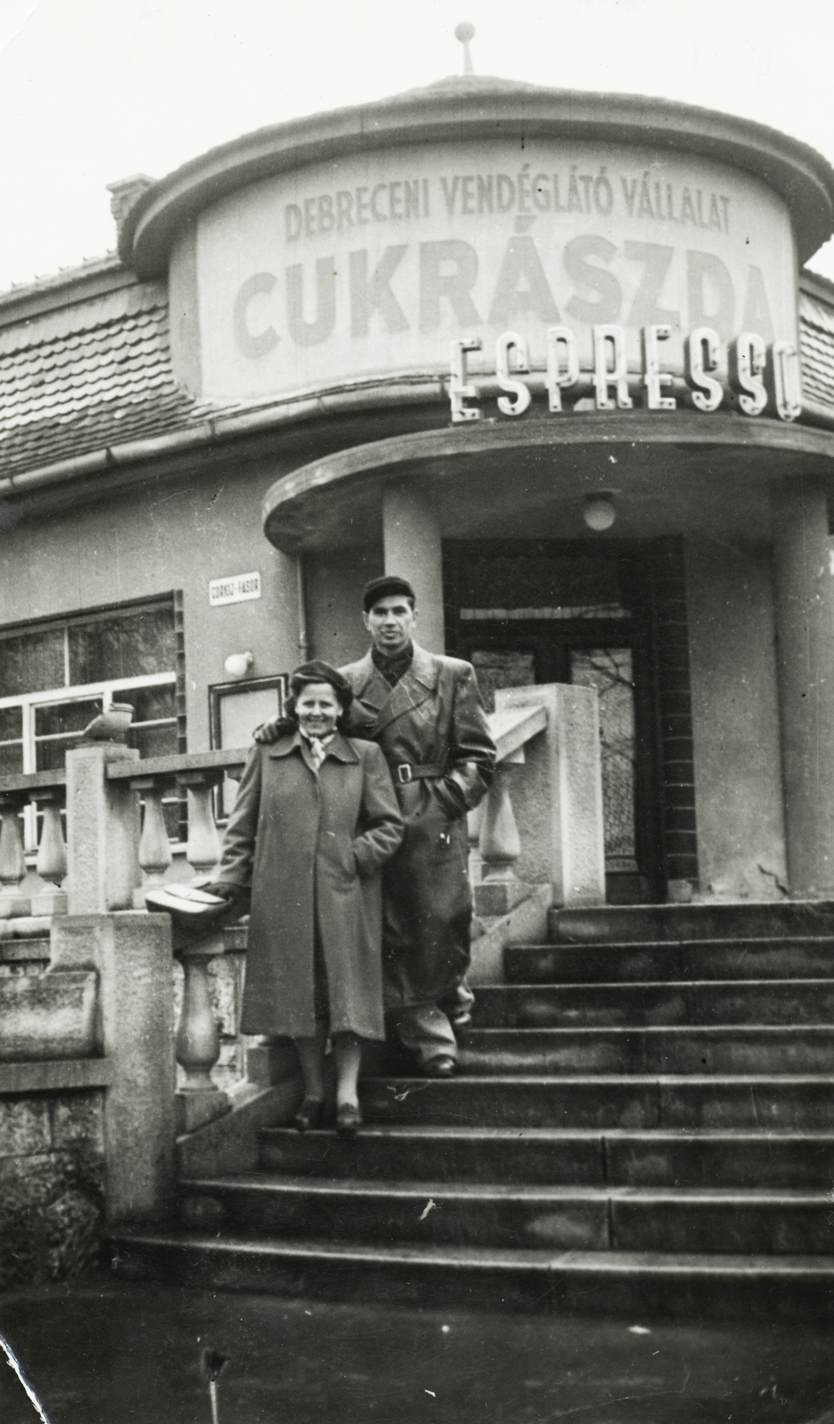 Hungary, Debrecen, Simonyi út (Gorkij fasor) - Nagyerdei (Sztálin) körút sarok, Pálma cukrászda és eszpresszó., 1951, Horváth Dániel, stairs, gentleman, lady, sign-board, leather jacket, Fortepan #174939