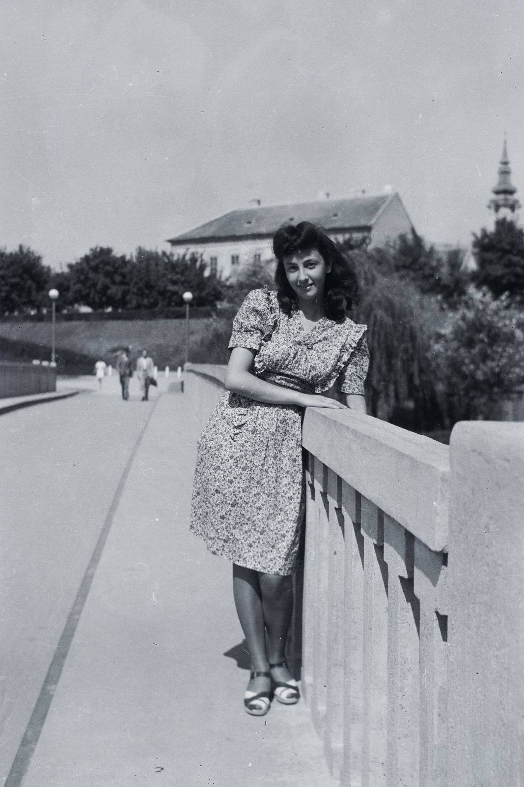 Magyarország, Baja, a Sugovica (Kamarás-Duna) feletti szigeti híd az Árpád tér irányába nézve, jobbra a háttérben a katolikus templom tornya., 1936, Ember Csaba, Fortepan #174960