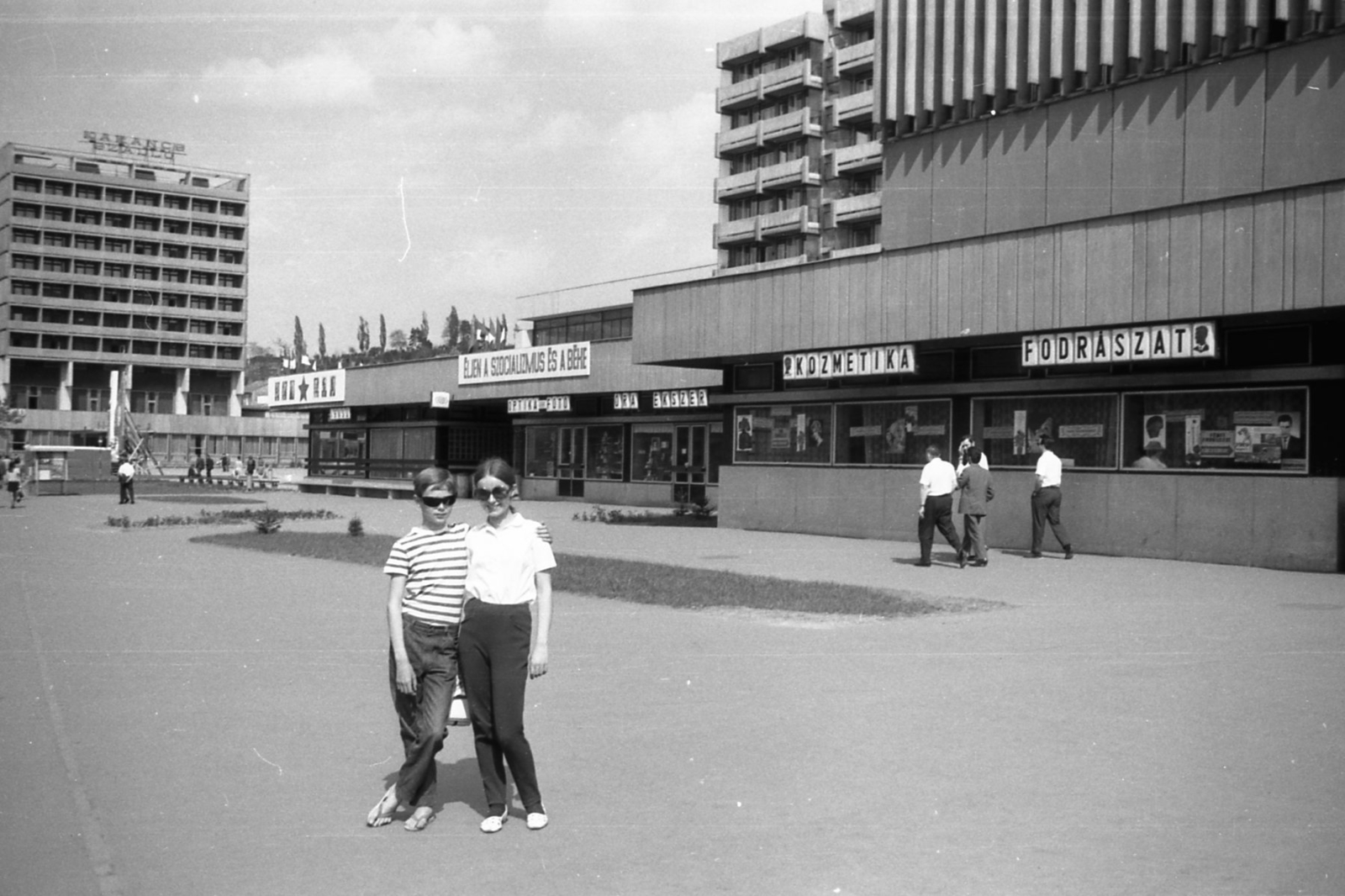 Hungary, Salgótarján, Fő tér, szemben a Karancs szálló, jobbra a József Attila Művelődési Ház., 1972, Dunai László, Fortepan #174970