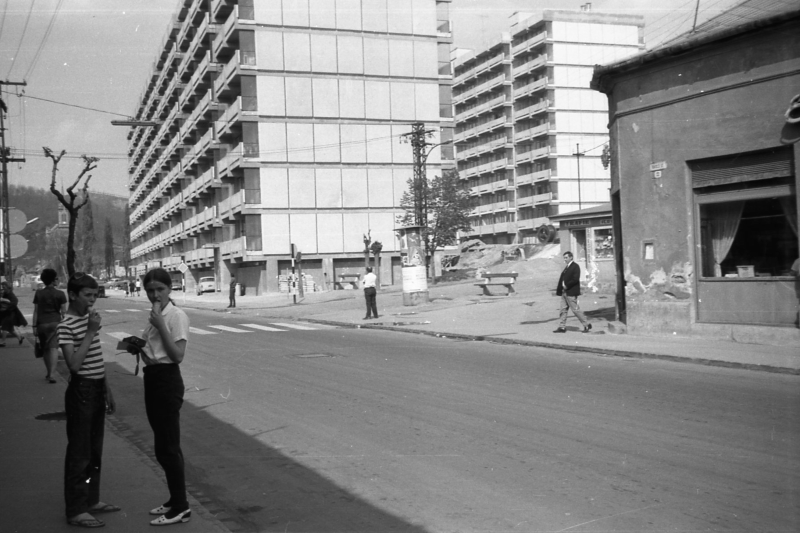Hungary, Salgótarján, Rákóczi út, szemben az Arany János út torkolata, 1972, Dunai László, crosswalk, striped dress, Fortepan #174971