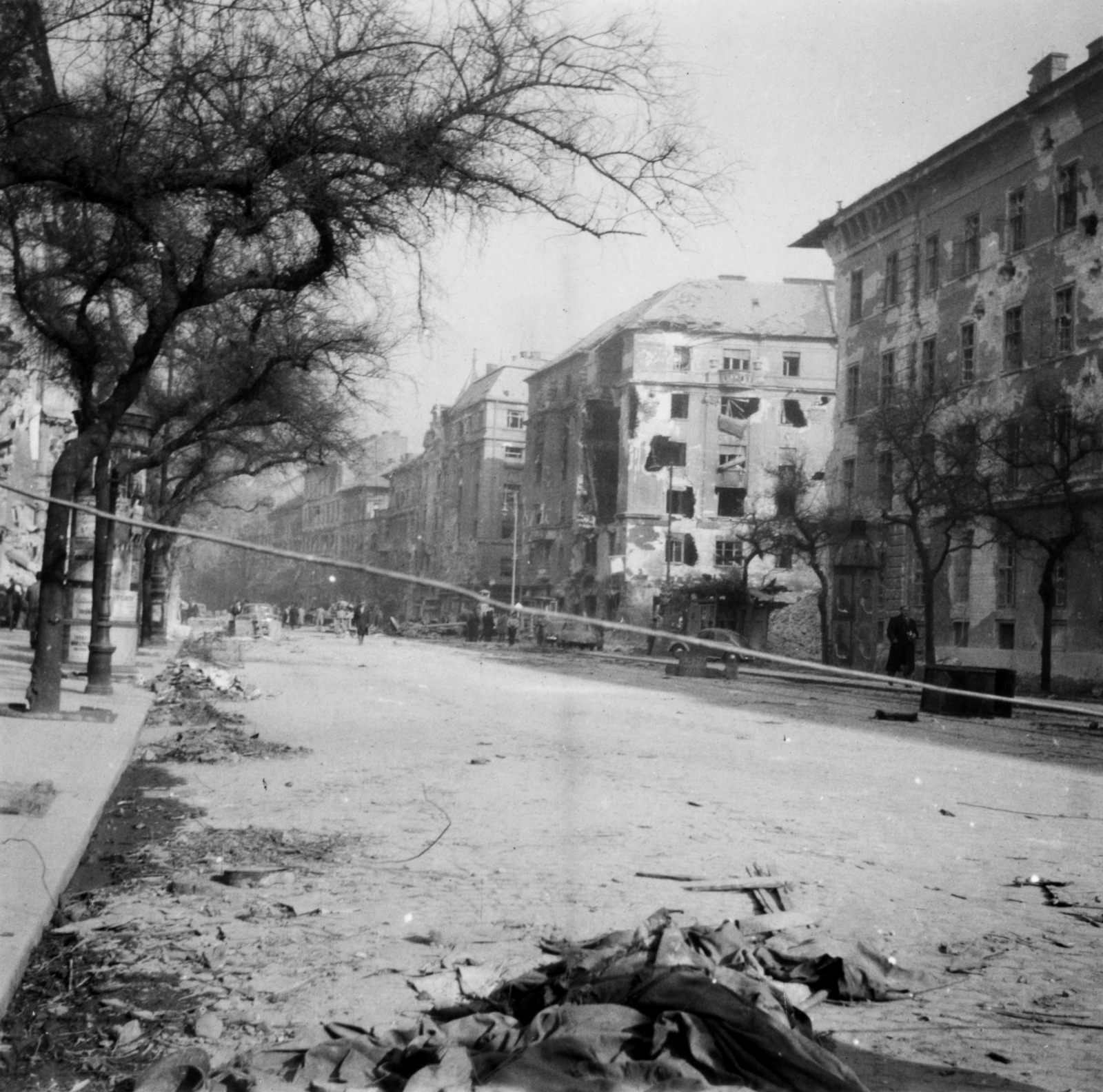 Hungary, Budapest VIII.,Budapest IX., Ferenc körút a József körút felé nézve, szemben az Üllői út kereszteződése., 1956, Ádám György dr, revolution, damaged building, Budapest, photo aspect ratio: square, Fortepan #174984