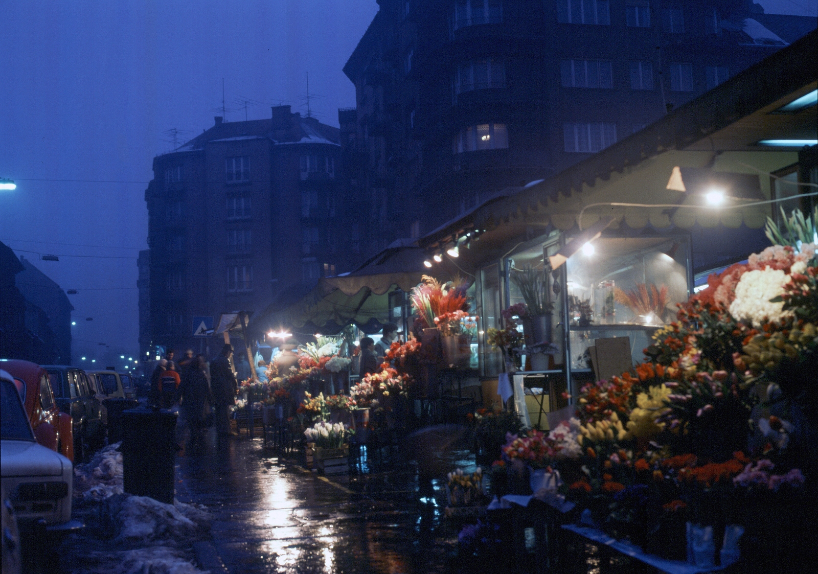 Hungary, Budapest II., Fény utcai piac, virágárusok a Retek utcai oldalon., 1986, Golz Bernd, snow, rain, Budapest, Fortepan #174998