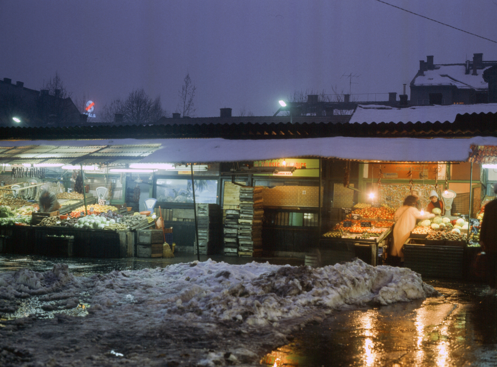 Magyarország, Budapest II., Fény utcai piac. Balra a háttérben a neonreklám a Vérmező út 8. számú ház tetőjén van., 1986, Golz Bernd, hó, hókupac, Budapest, Fortepan #174999