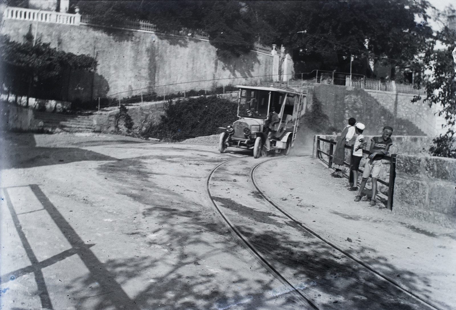 Horvátország, Abbázia, Ika, ulica Maršala Tita (Reichsstrasse), az Opatija-Matulji vasútállomás és Lovran között közlekedő villamos vágánya., 1911, Berecz, sínpálya, automobil, Fortepan #175013