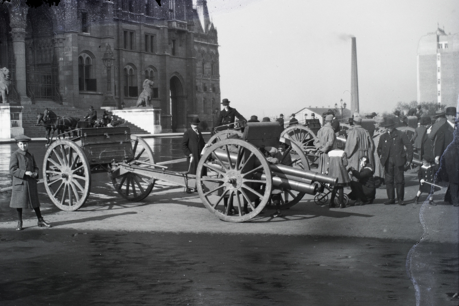 Hungary, Budapest V., Kossuth Lajos (Országház) tér a Parlament előtt. Oroszoktól zsákmányolt, közszemlére kitett 16 ágyú., 1914, Berecz, Budapest, Fortepan #175049