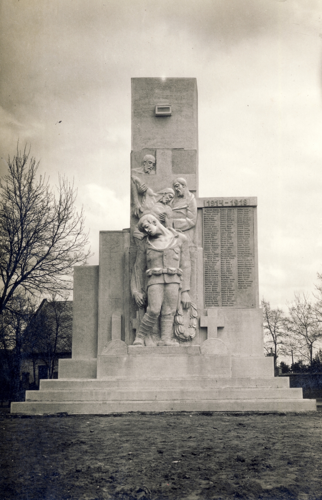 Slovakia, Dvory nad Žitavou, Fő tér, I. világháborús emlékmű., 1937, Balogh Réka, Fortepan #175075