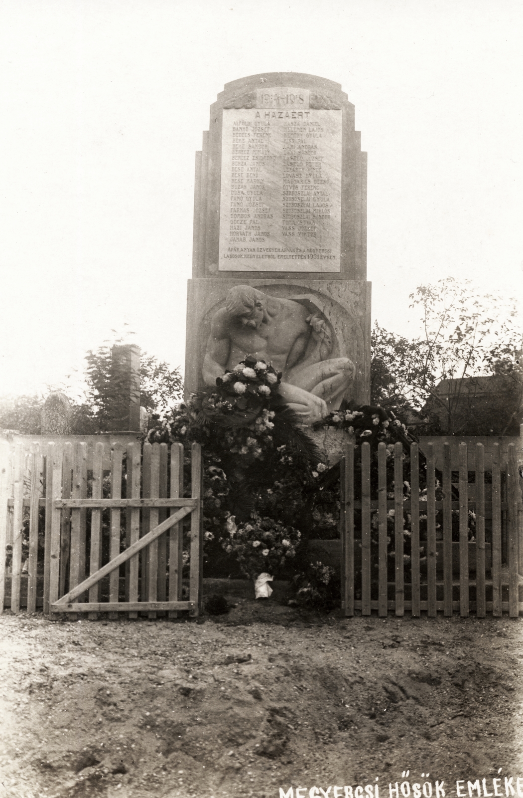 Szlovákia, Megyercs, Fő út, I. világháborús emlékmű., 1935, Balogh Réka, koszorú, emlékmű, Fortepan #175078