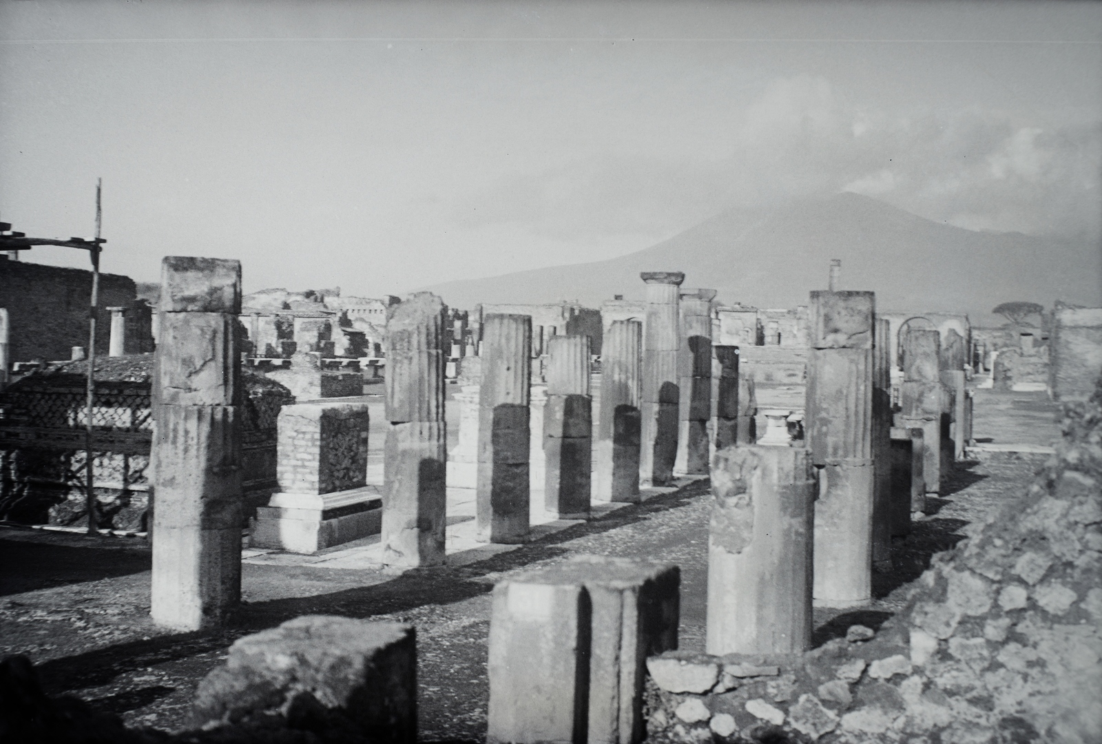 Italy, Pompei, a romváros, háttérben a Vezúv., 1923, Fortepan/Album025, ruins, Roman Empire, volcano, Fortepan #175082