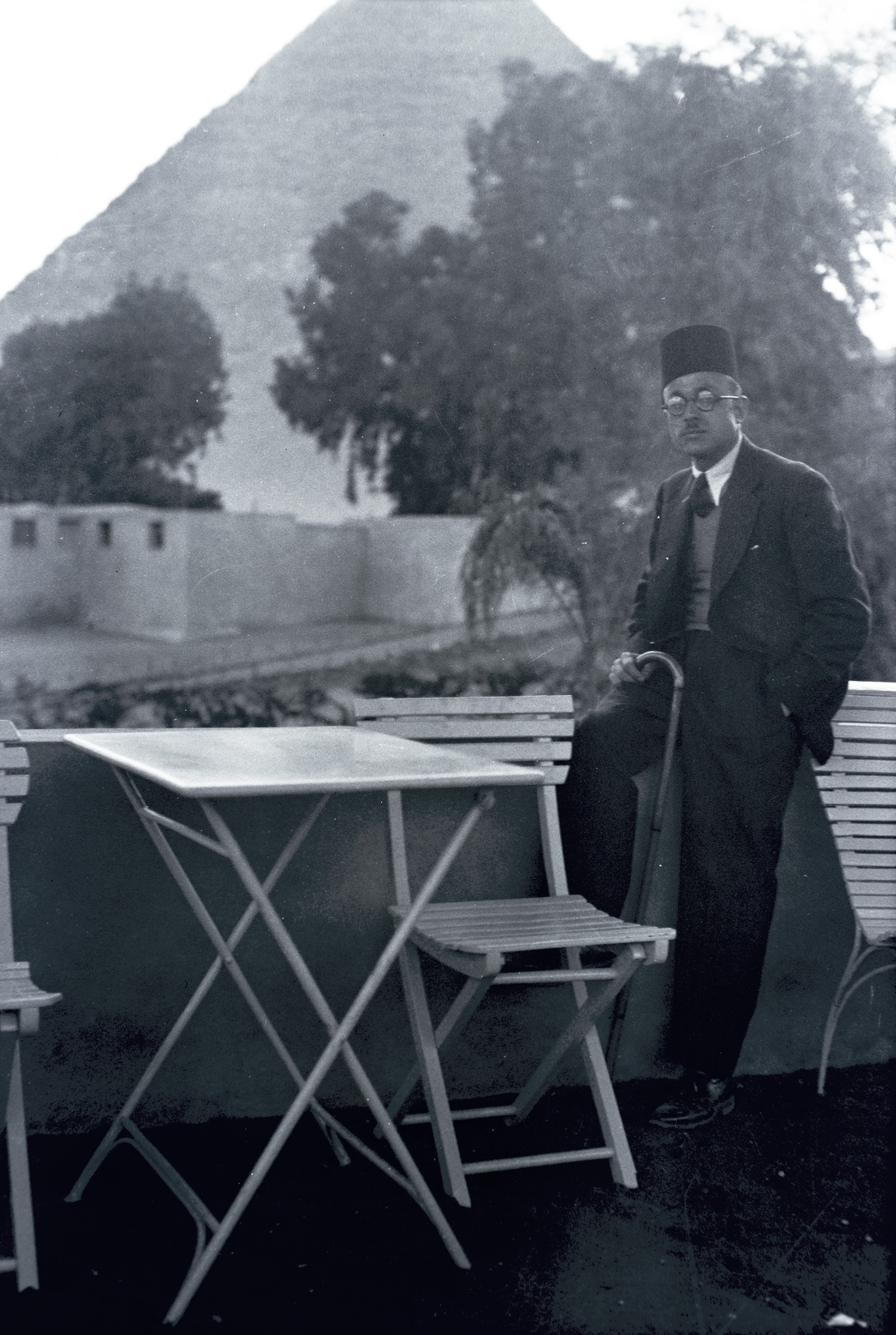 Egypt, Giza, 1930, Fortepan/Album025, man, travelling, pyramid, tarboosh, terrace, Fortepan #175090