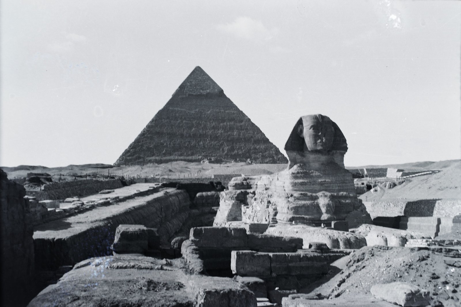 Egyiptom, Gíza, a nagy szfinx, mögötte a Khephrén piramis., 1930, Fortepan/Album025, piramis, szfinx, antik kultúra, Fortepan #175095