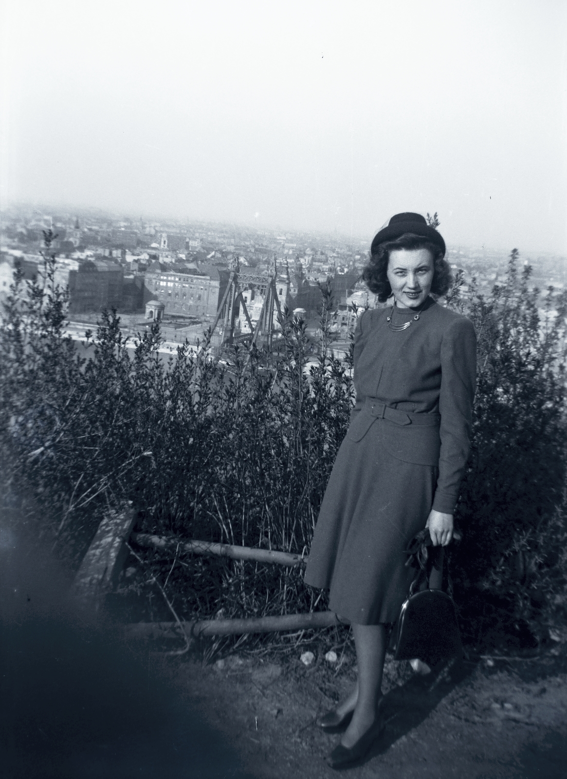 Hungary, Budapest I., kilátás a lerombolt Erzsébet híd és a Március 15. (Eskü) tér felé., 1948, Fortepan/Album026, Budapest, hat, handbag, lady, gloves, Fortepan #175109