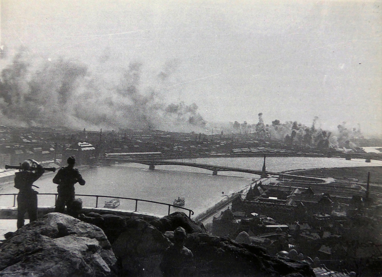 Magyarország, Gellérthegy, Budapest XI., kilátás Lágymányos és a Petőfi (Horthy Miklós) híd felé, a felvétel a Ferencváros ipartelepek bombázása idején készült., 1944, Fortepan, távmérő, Budapest, légvédelem, Fortepan #175117