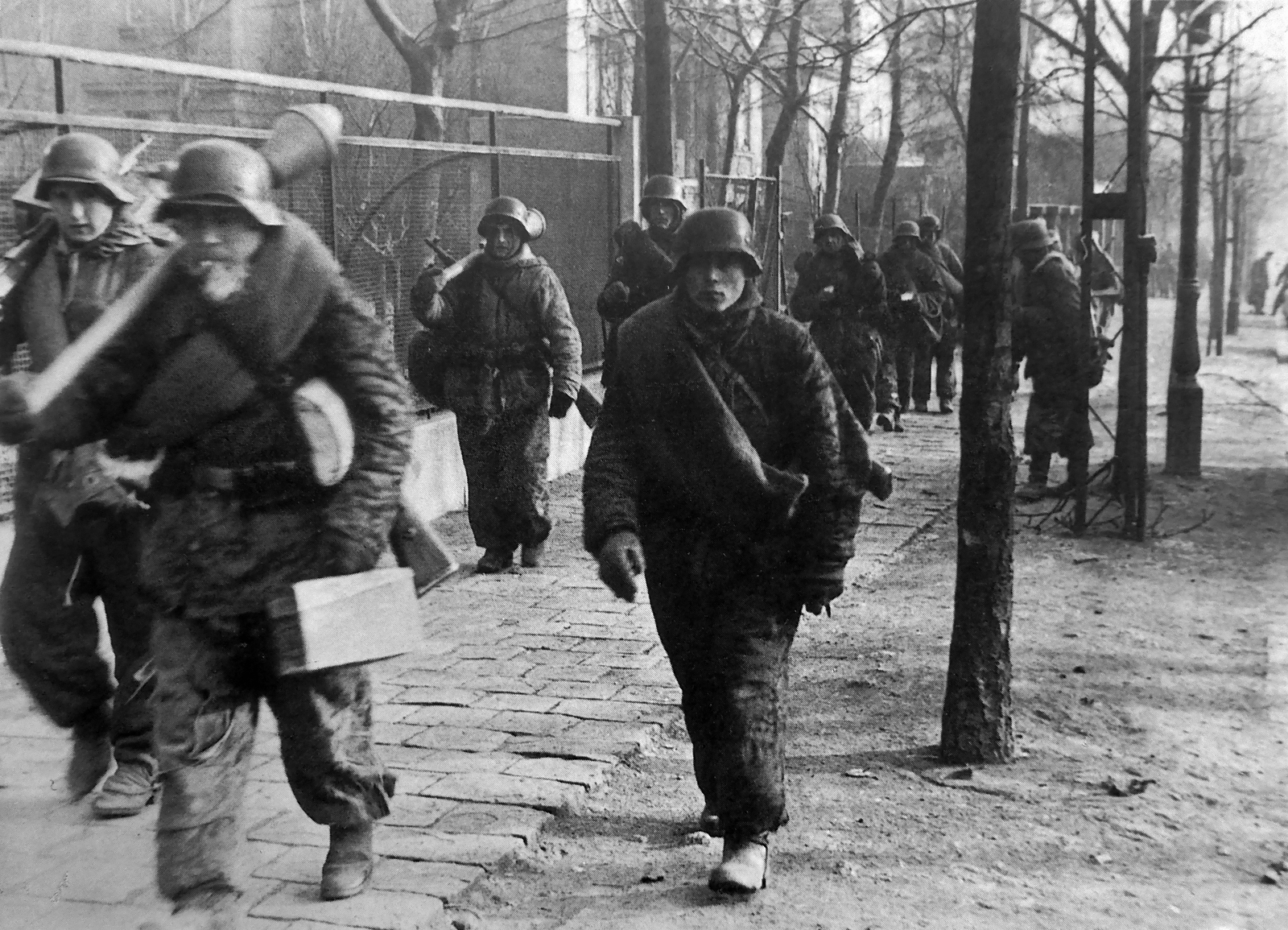 Magyarország, Budapest II., német katonák a Szilágyi Erzsébet fasor 61. számú ház kerítése előtt, háttérben az 59 számú ház látszik., 1944, Fortepan, rohamsisak, kenyér, terepminta, német katona, Budapest, páncélököl, Fortepan #175118