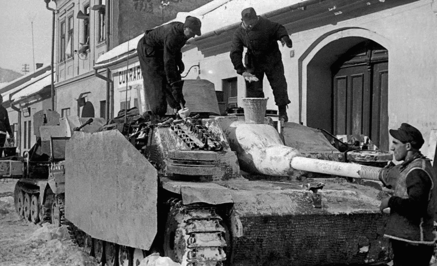 , 1945, Fortepan, Czechoslovakia, pastry shop, German soldier, assault gun, Sturmgeschütz III, , Fortepan #175120