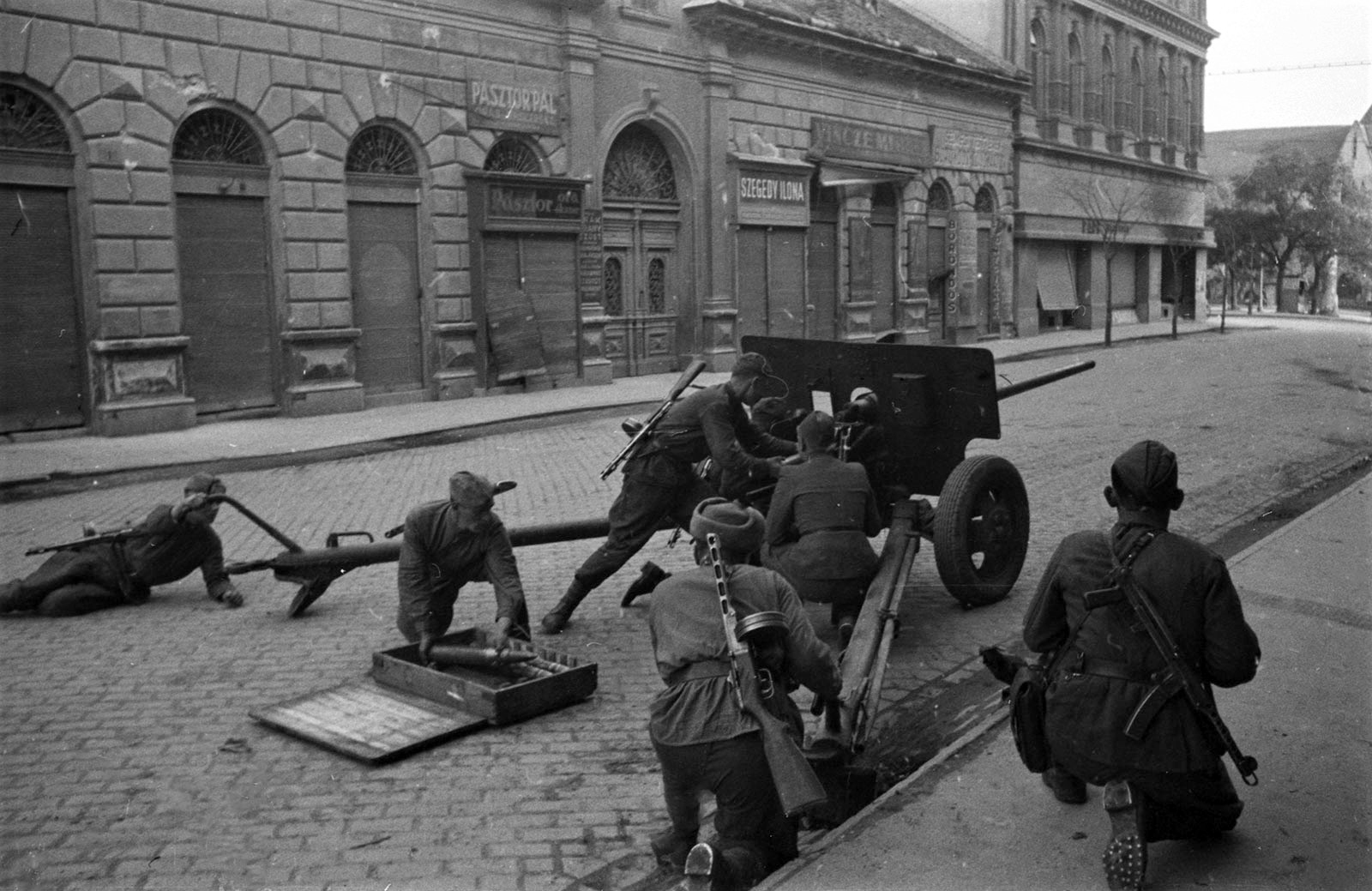 Hungary, Kecskemét, Arany János utca a Széchenyi tér felé nézve., 1945, Vörös Hadsereg, Soviet soldier, ammunition, machine gun, anti-tank gun, Fortepan #175121