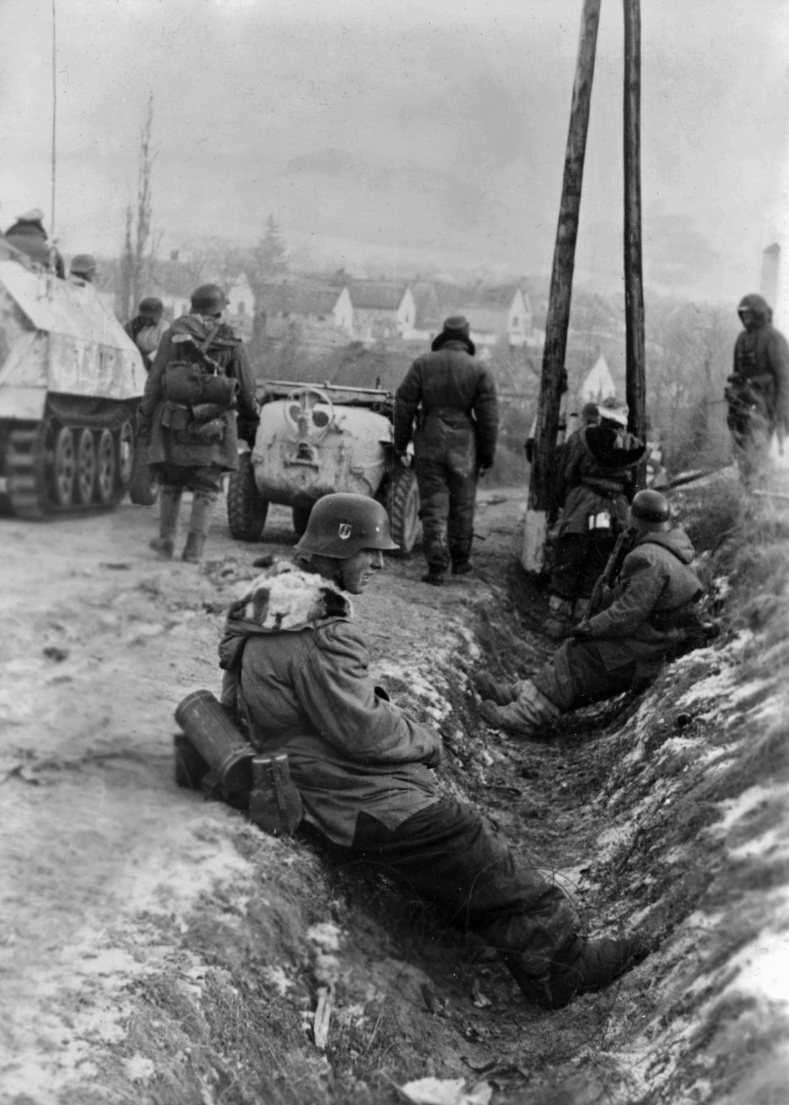 Hungary, Szomor, Bajnai út a település központja felé nézve, az SS Totenkopf páncéloshadosztály katonái 1945. január 5-én a Konrád I. ellentámadás során., 1945, Fortepan, helmet, German soldier, , Fortepan #175123