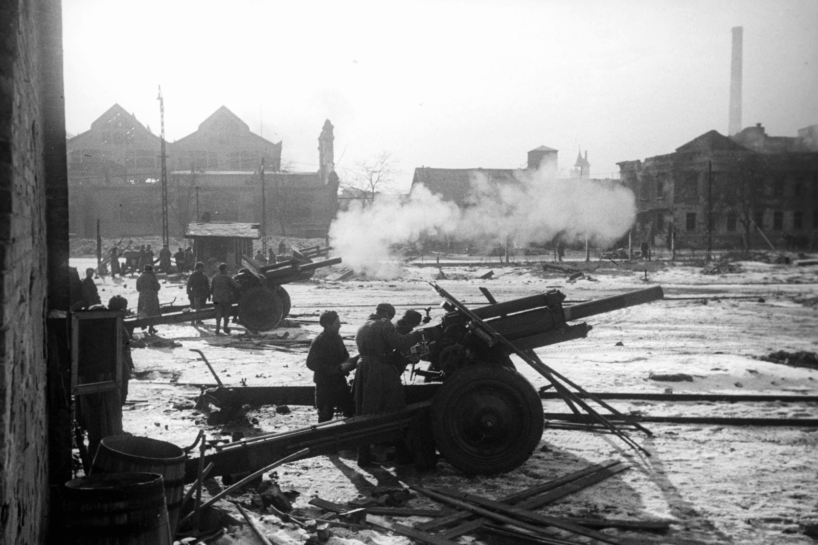 Hungary, Budapest X., Józsefvárosi pályaudvar, a Kőbányai úton túl a Ganz gyár üzemcsarnoka., 1945, Vörös Hadsereg, Soviet soldier, artillery, Budapest, M30 howitzer, Fortepan #175124