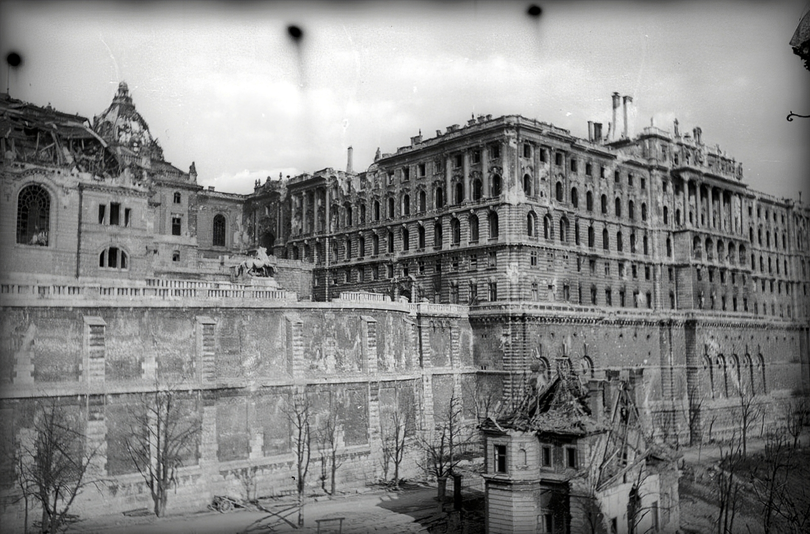 Hungary, Budapest I., a romos Királyi Palota (később Budavári Palota), balra a lerombolt Lovarda előtt a Lovat fékező csikós szobra., 1945, Vörös Hadsereg, war damage, Budapest, Fortepan #175125