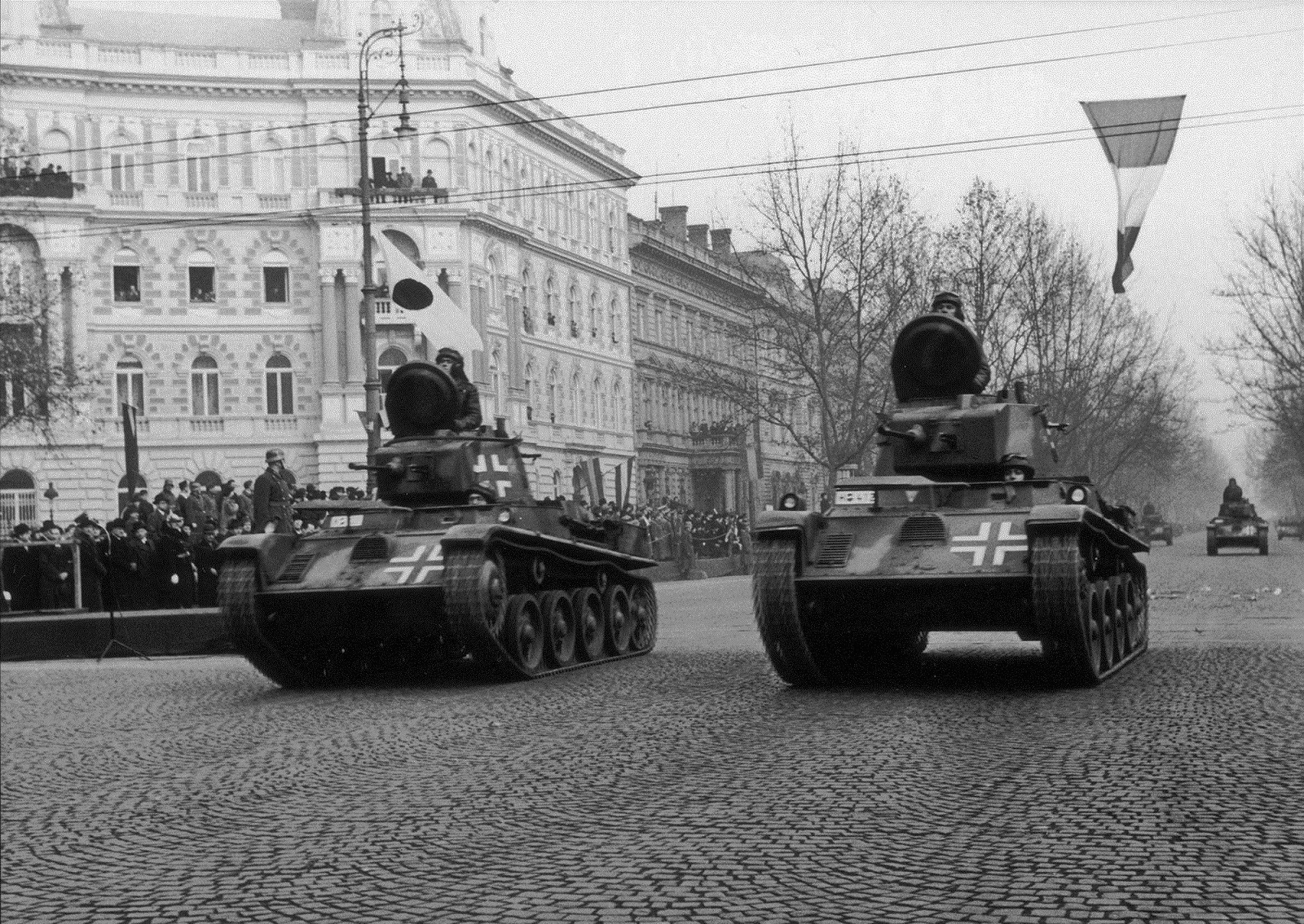 Hungary, Budapest VI., Kodály körönd (Hitler tér), a Szovjetunióból hazatért csapatok ünnepélyes fogadására rendezett díszszemle 1941. december 14-én., 1941, Fortepan, tank, parade, Budapest, bunting, flag, Fortepan #175126