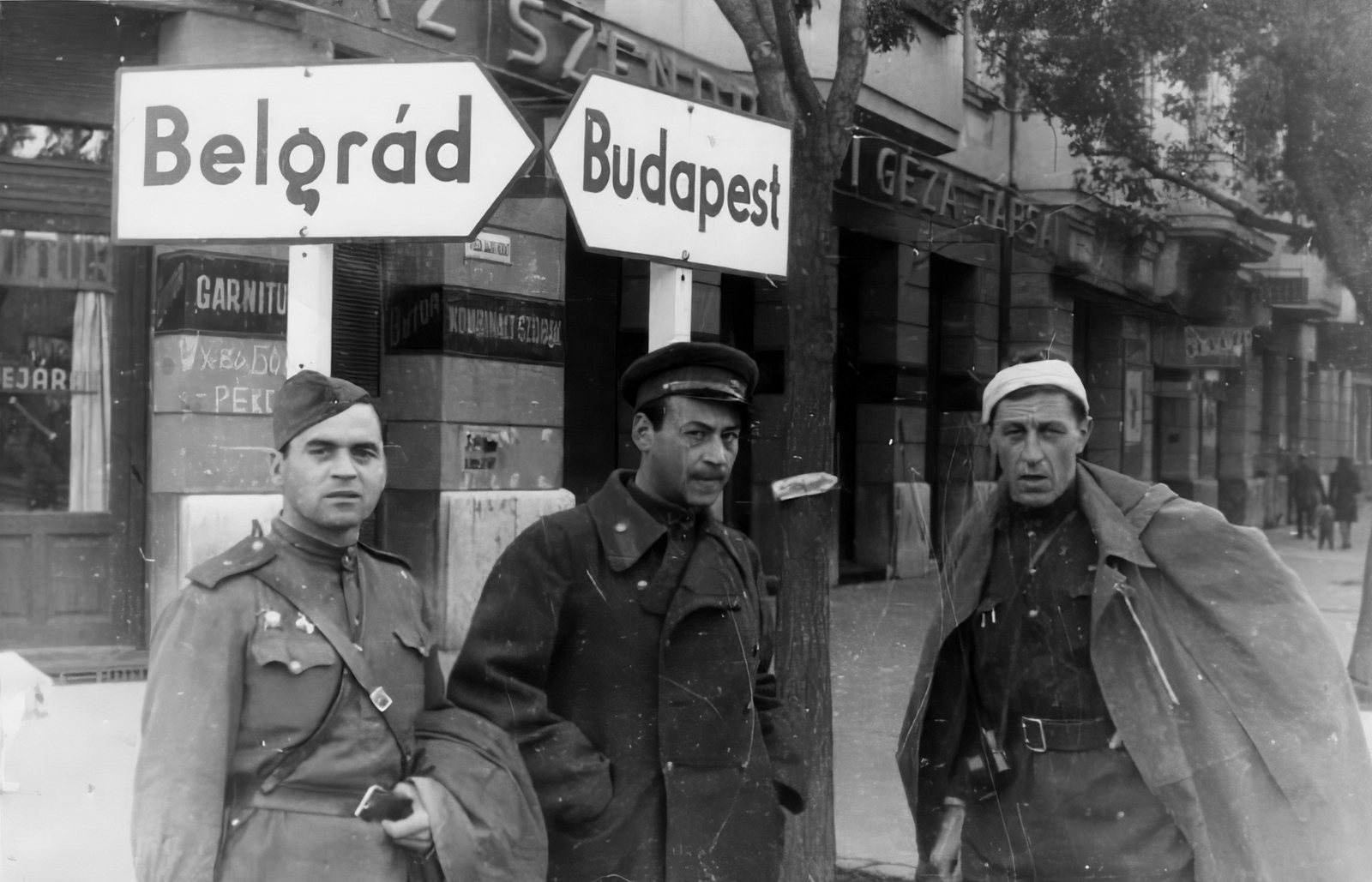 Hungary, Szeged, a felvétel a Tisza Lajos körút 60. számú ház előtt készült., 1945, Vörös Hadsereg, road signs, Soviet soldier, Fortepan #175130