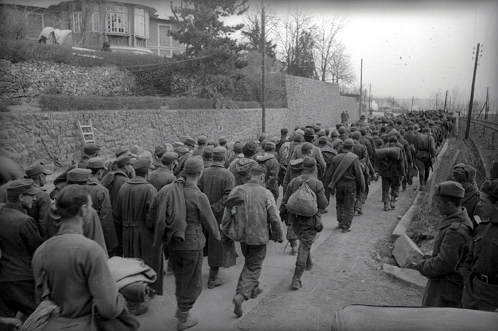 Hungary, Balatonalmádi, József Attila út (Véghelyi Dezső utca) a Bajcsy-Zsilinszky (Erzsébet királyné) út felől Budatava felé nézve., 1945, Vörös Hadsereg, prisoner of war, Soviet soldier, German soldier, Hungarian soldier, Fortepan #175137