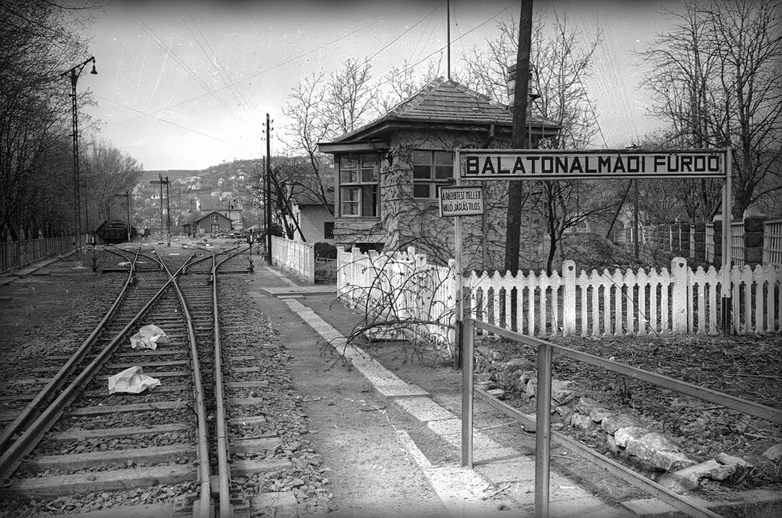 Hungary, Balatonalmádi, (ekkor Balatonalmádi fürdő) vasútállomás., 1945, Vörös Hadsereg, train station, pylon, rails, fence, label, Fortepan #175138