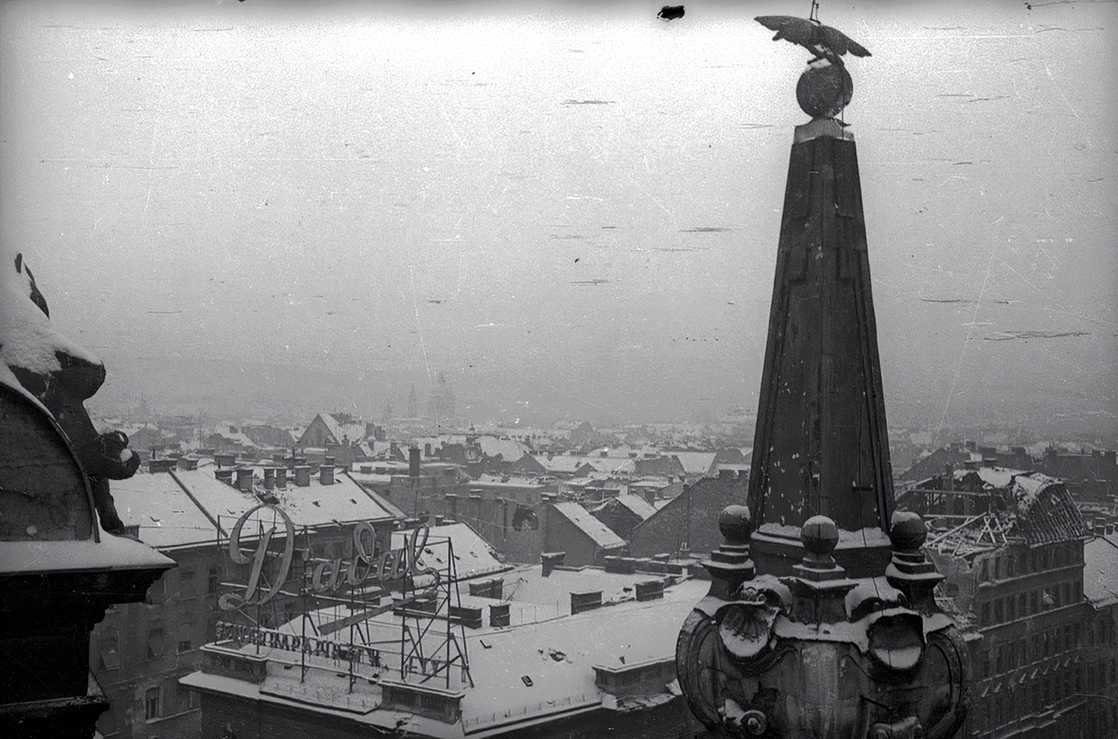 Hungary, Budapest VII., kilátás a New York Palota tetejéről, előtérben a Kertész (Nagyatádi Szabó) utca - Erzsébet körút közötti háztömb., 1945, Vörös Hadsereg, neon sign, Budapest, Fortepan #175140