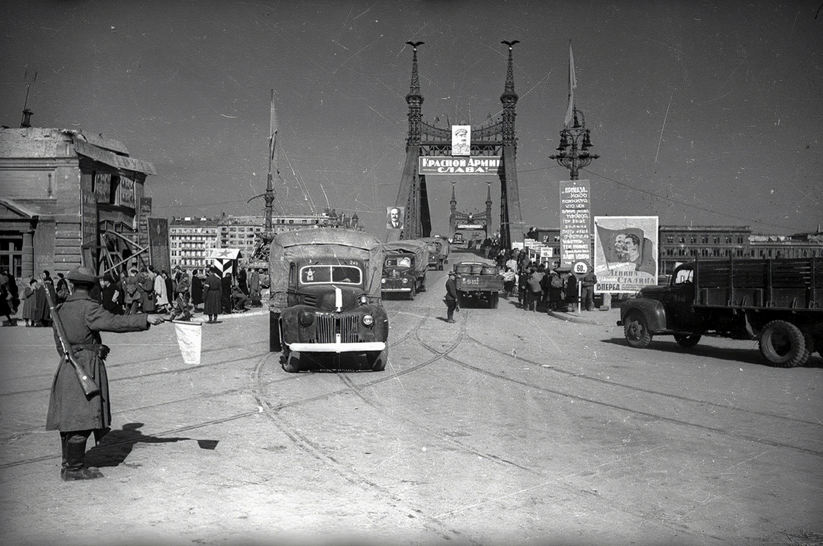 Hungary, Budapest XI., Szabadság híd, a pontonhíddal kiegészített hídroncs a Szent Gellért térről nézve., 1945, Vörös Hadsereg, commercial vehicle, Soviet soldier, Budapest, Cyrillic alphabet, directing traffic, sentry-box, Joseph Stalin portrayal, Ford-brand, poster, Fortepan #175144