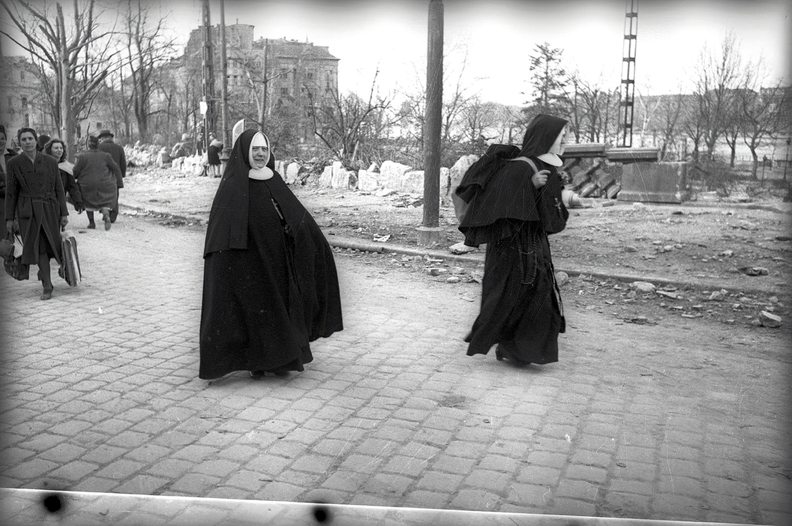 Hungary, Budapest I., Döbrentei tér az Erzsébet híd budai felhajtójánál., 1945, Vörös Hadsereg, nun, Budapest, backpack, Fortepan #175145