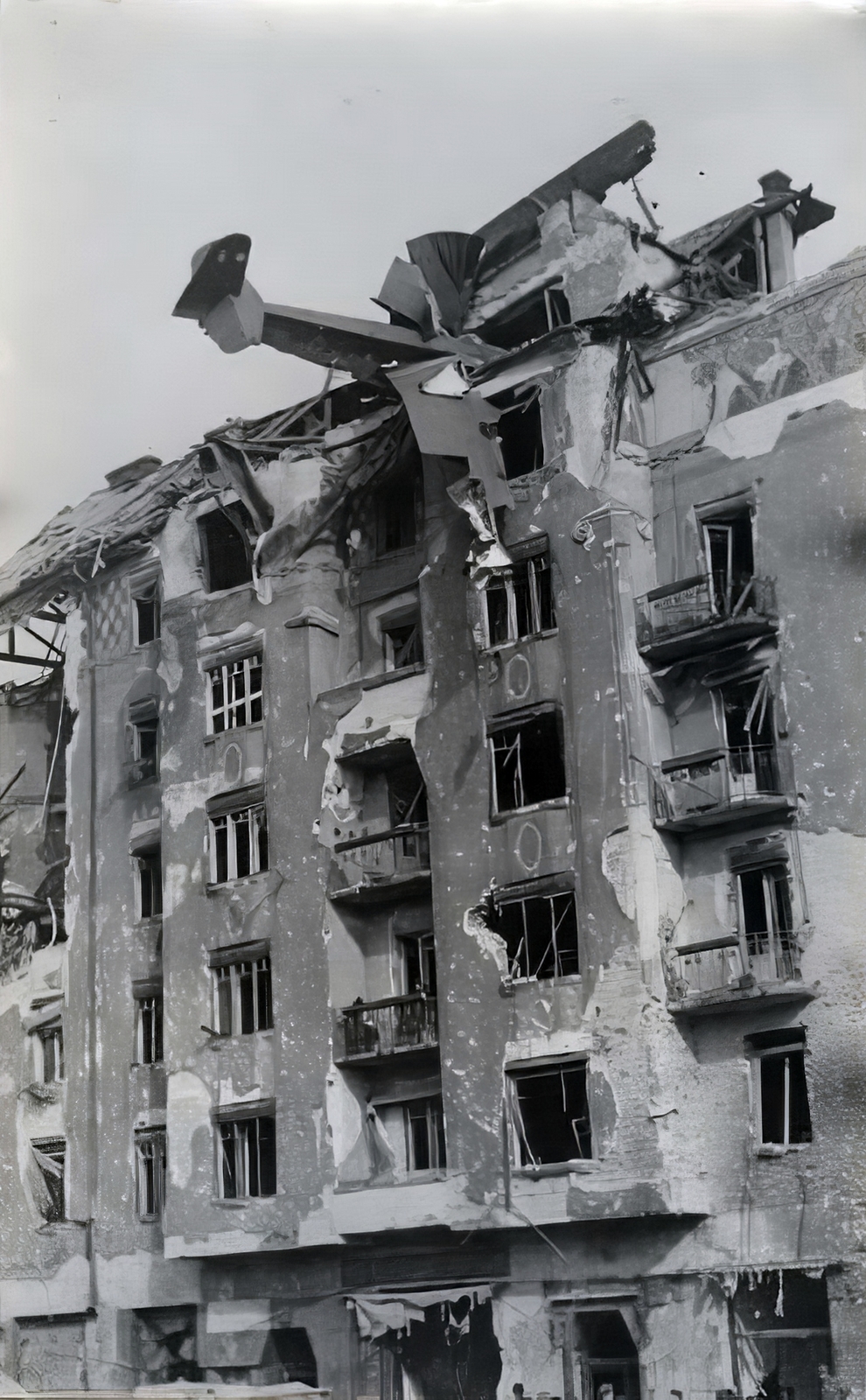 Hungary, Budapest I., az Attila út 35. (Attila körút 2.) számú épületbe csapódott vitorlázó repülőgép., 1945, Vörös Hadsereg, war damage, airplane, wreck, Budapest, sailplane, Fortepan #175151