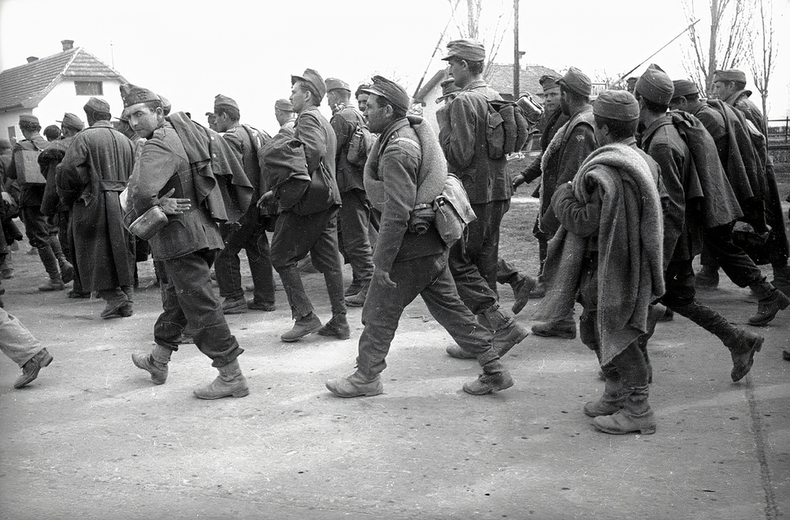 Hungary, Balatonalmádi, József Attila út (Véghelyi Dezső utca) Budatava nyaralótelep felé nézve. Jobbra a Vak Bottyán utcával szembeni vasúti átjáró., 1945, Vörös Hadsereg, prisoner of war, Hungarian soldier, Fortepan #175154