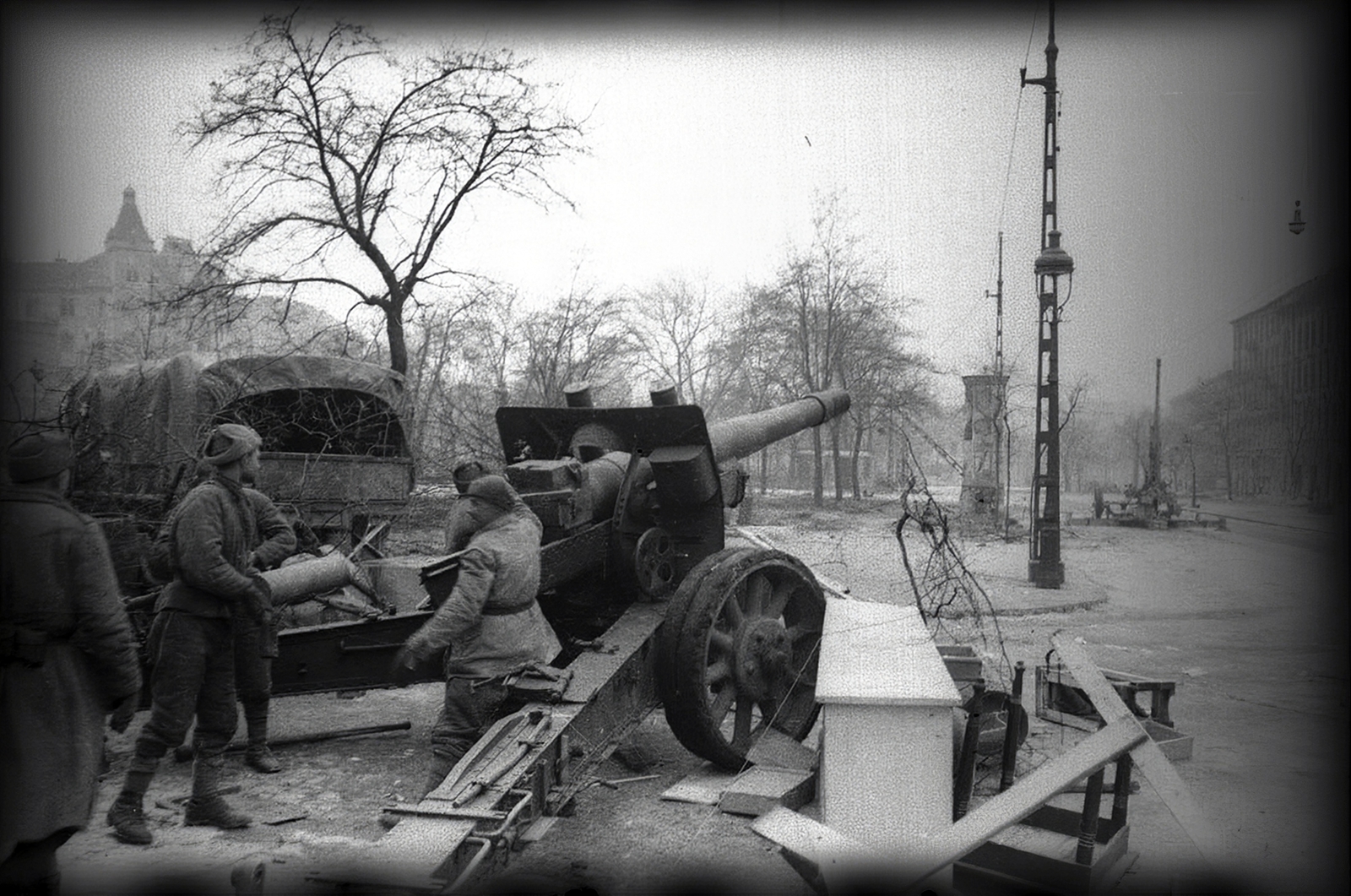 Hungary, Budapest VIII., Kálvária tér., 1945, Vörös Hadsereg, Soviet soldier, ammunition, artillery, Budapest, cannon, pylon, ad pillar, ML-20 howitzer, 152 mm howitzer, Fortepan #175160