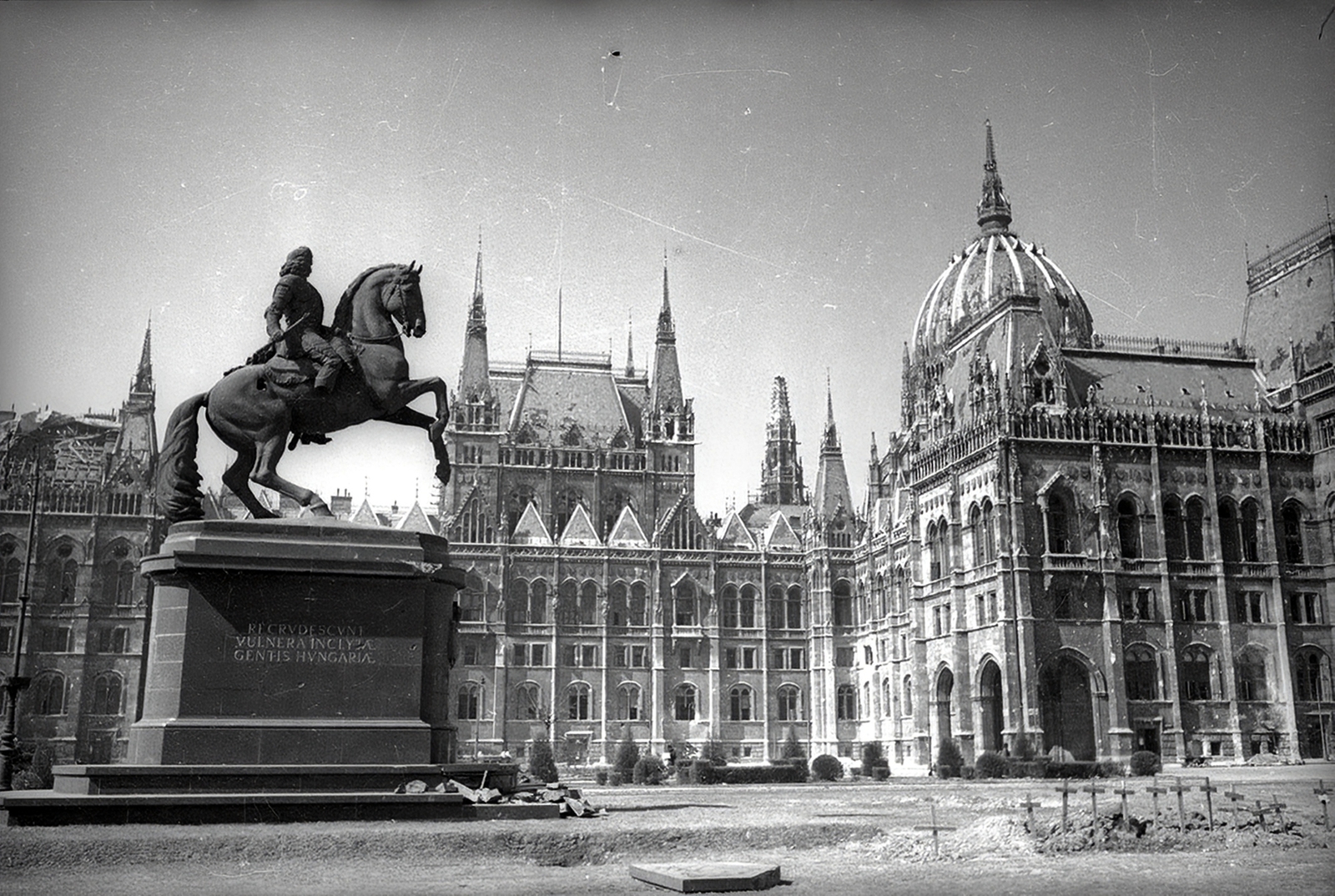 Magyarország, Budapest V., Kossuth Lajos tér, II. Rákóczi Ferenc szobor (Pásztor János, 1937.) és a Parlament., 1945, Vörös Hadsereg, országház, lovas szobor, Budapest, hadisír, Fortepan #175168