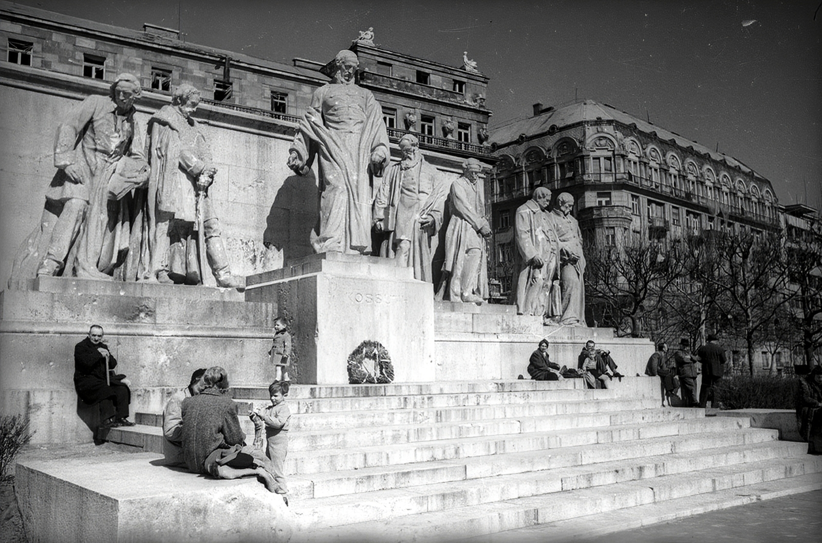 Hungary, Budapest V., Kossuth Lajos tér, Kossuth emlékmű (Horvay János, 1927.)., 1945, Vörös Hadsereg, wreath, Budapest, sculptural group, Fortepan #175169