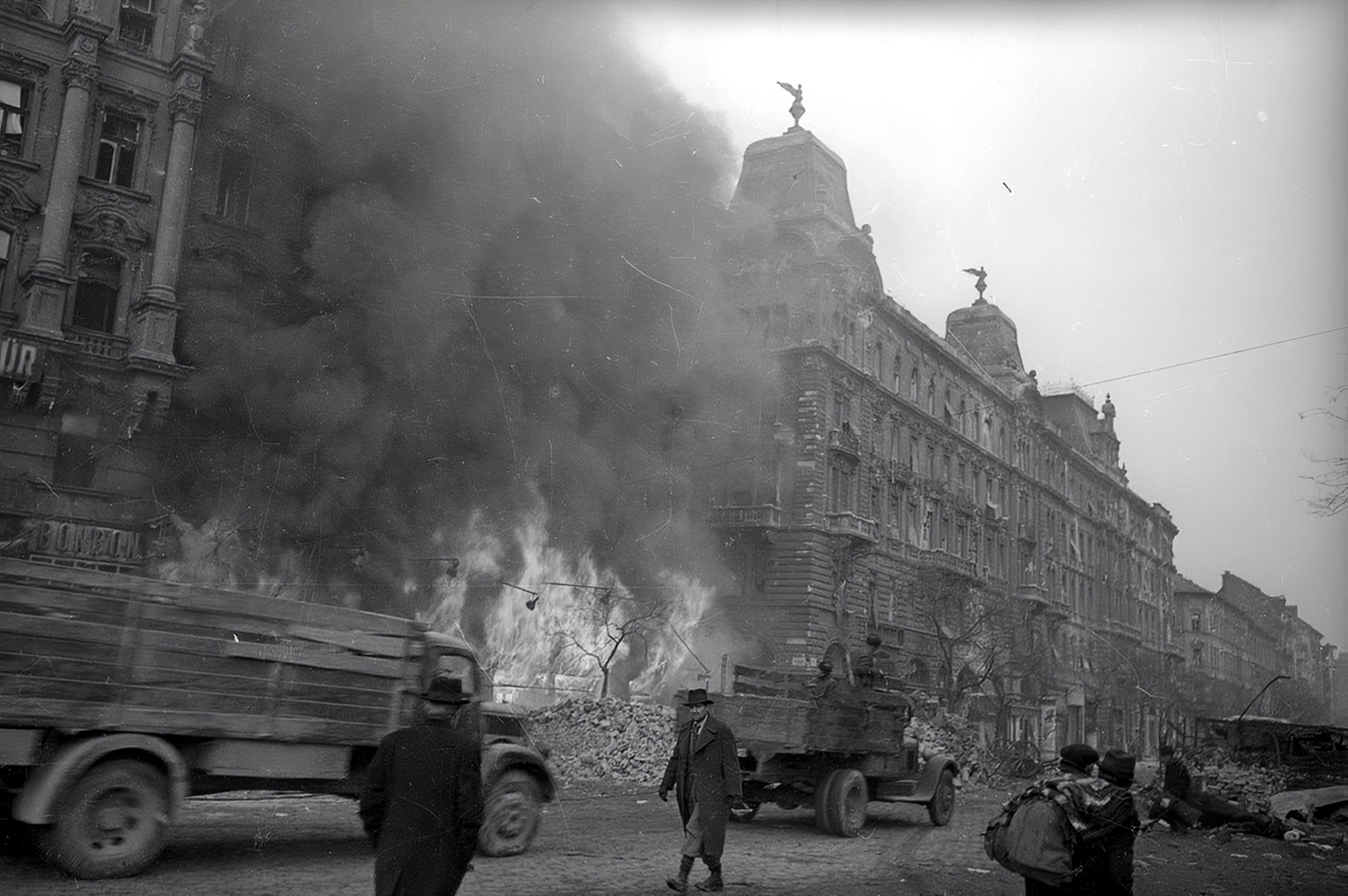 Hungary, Budapest XIII., Nyugati (Berlini) tér a Váci út felé nézve., 1945, Vörös Hadsereg, war damage, commercial vehicle, Budapest, smoke, fire, Fortepan #175183