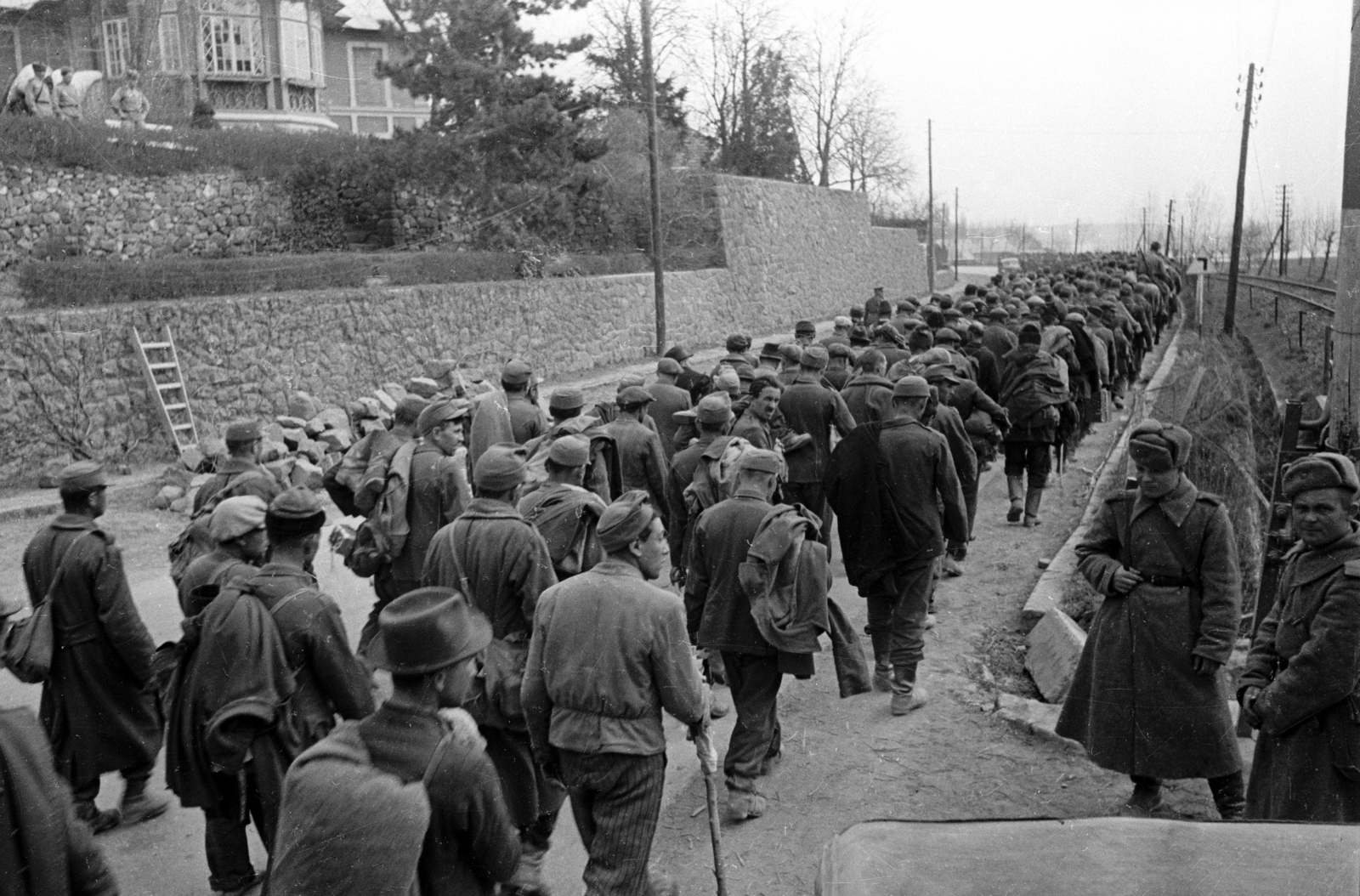 Magyarország, Balatonalmádi, József Attila út (Véghelyi Dezső utca) a Bajcsy-Zsilinszky (Erzsébet királyné) út felől Budatava felé nézve., 1945, Vörös Hadsereg, hadifogoly, szovjet katona, német katona, magyar katona, Fortepan #175186