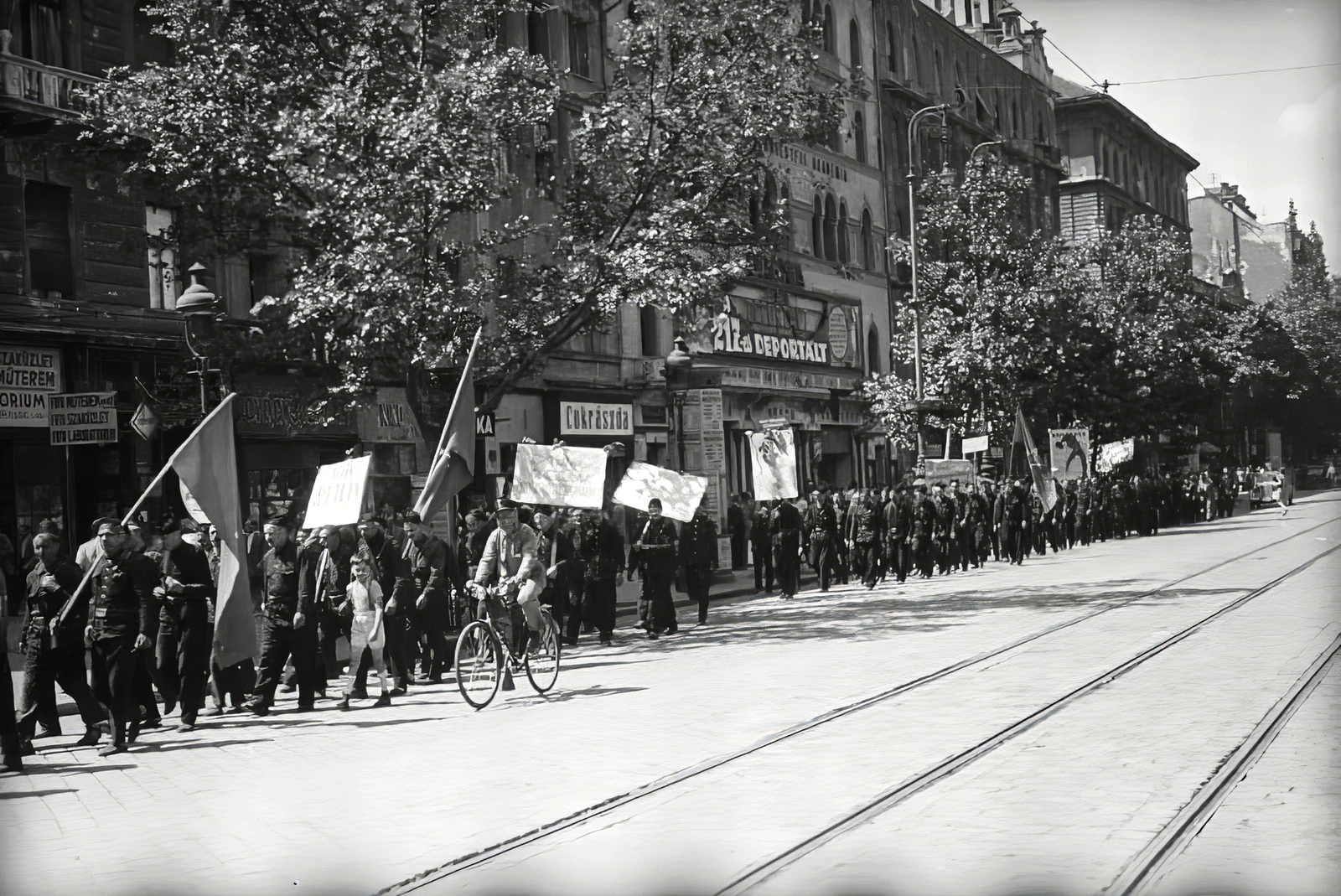 Hungary, Budapest VIII., a Rákóczi út páratlan oldala a Szentkirályi utca felé nézve, középen az Uránia mozi., 1945, Vörös Hadsereg, bicycle, march, banner, Budapest, Fortepan #175195