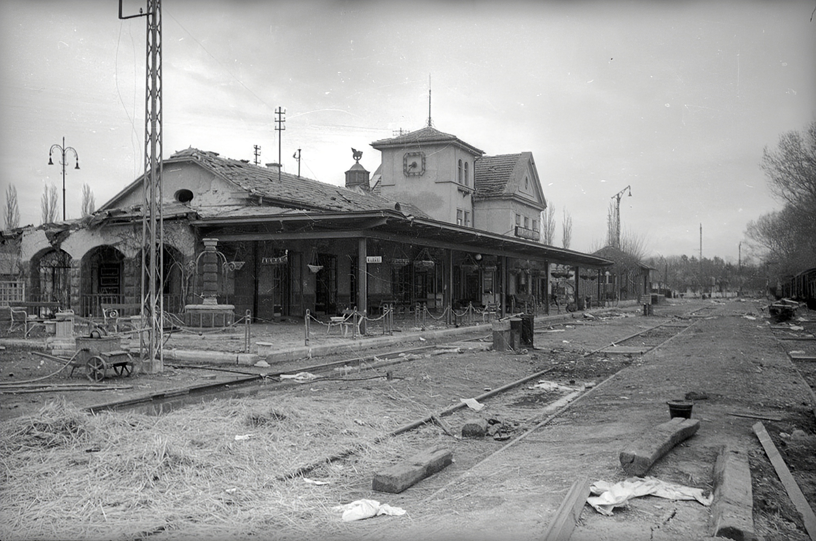 Hungary, Balatonalmádi, (ekkor Balatonalmádi fürdő) vasútállomás., 1945, Vörös Hadsereg, pylon, rails, sleeper, Fortepan #175213