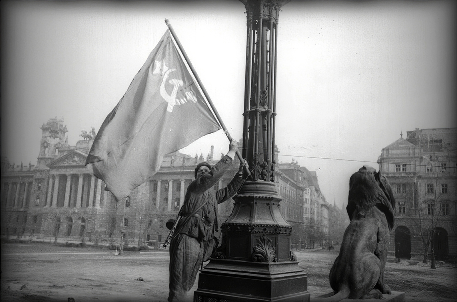 Hungary, Budapest V., Kossuth Lajos tér, oroszlán szobor a Parlament lépcsőjénél. Háttérben az Igazságügyi Palota, jobbra Földművelésügyi Minisztérium épülete., 1945, Vörös Hadsereg, Budapest, Soviet soldier, flag, sculpture, lion, Fortepan #175225