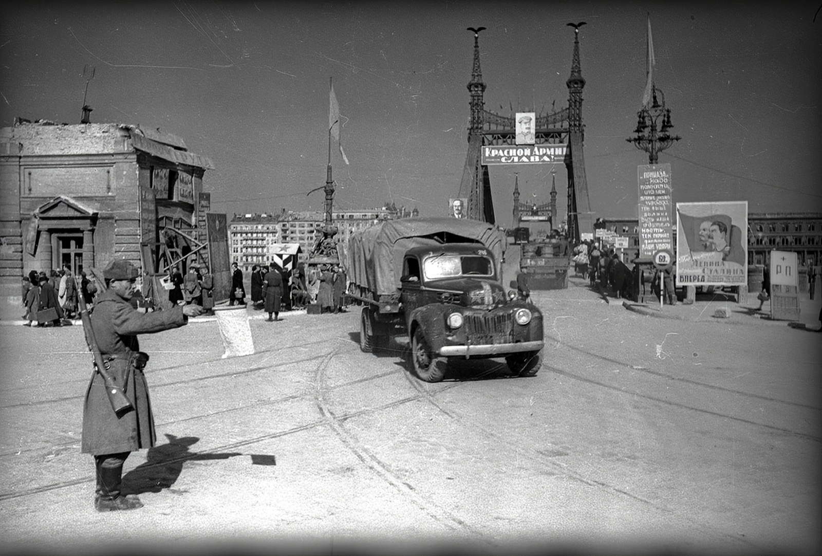 Hungary, Budapest XI., Szabadság híd, a pontonhíddal kiegészített hídroncs a Szent Gellért térről nézve., 1945, Vörös Hadsereg, Budapest, soldier, commercial vehicle, Joseph Stalin portrayal, directing traffic, Ford-brand, Fortepan #175229