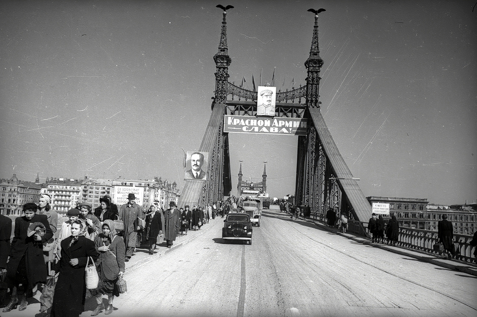 Hungary, Budapest V.,Budapest IX.,Budapest XI., Szabadság híd, a pontonhíddal kiegészített hídroncs a Szent Gellért tér felől nézve., 1945, Vörös Hadsereg, Budapest, pedestrian, political decoration, automobile, Fortepan #175230