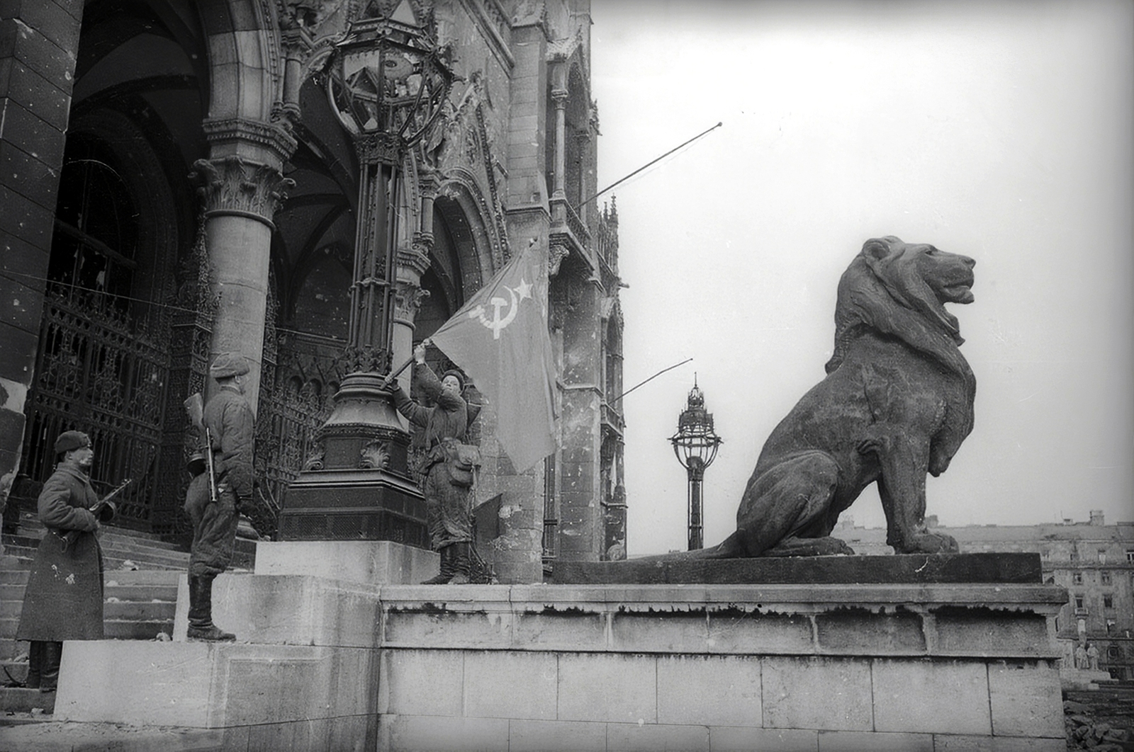 Hungary, Budapest V., Kossuth Lajos tér, Parlament., 1945, Vörös Hadsereg, Budapest, lamp post, Soviet soldier, flag, sculpture, lion, Fortepan #175231