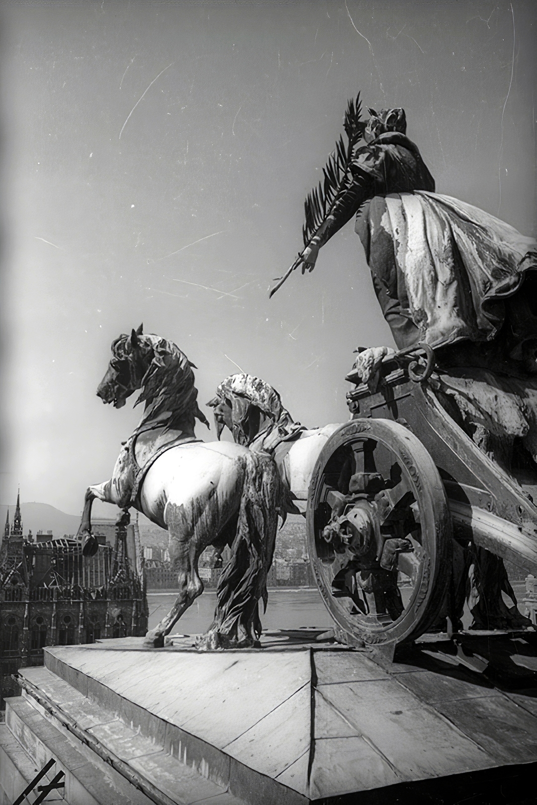 Hungary, Budapest V., Kossuth Lajos tér, kilátás az Igazságügyi Palota tetejéről a Parlament felé. A Tríga-szoborkompozíció alkotója Senyei Károly (1896)., 1945, Vörös Hadsereg, Budapest, horse, sculpture, Fortepan #175239