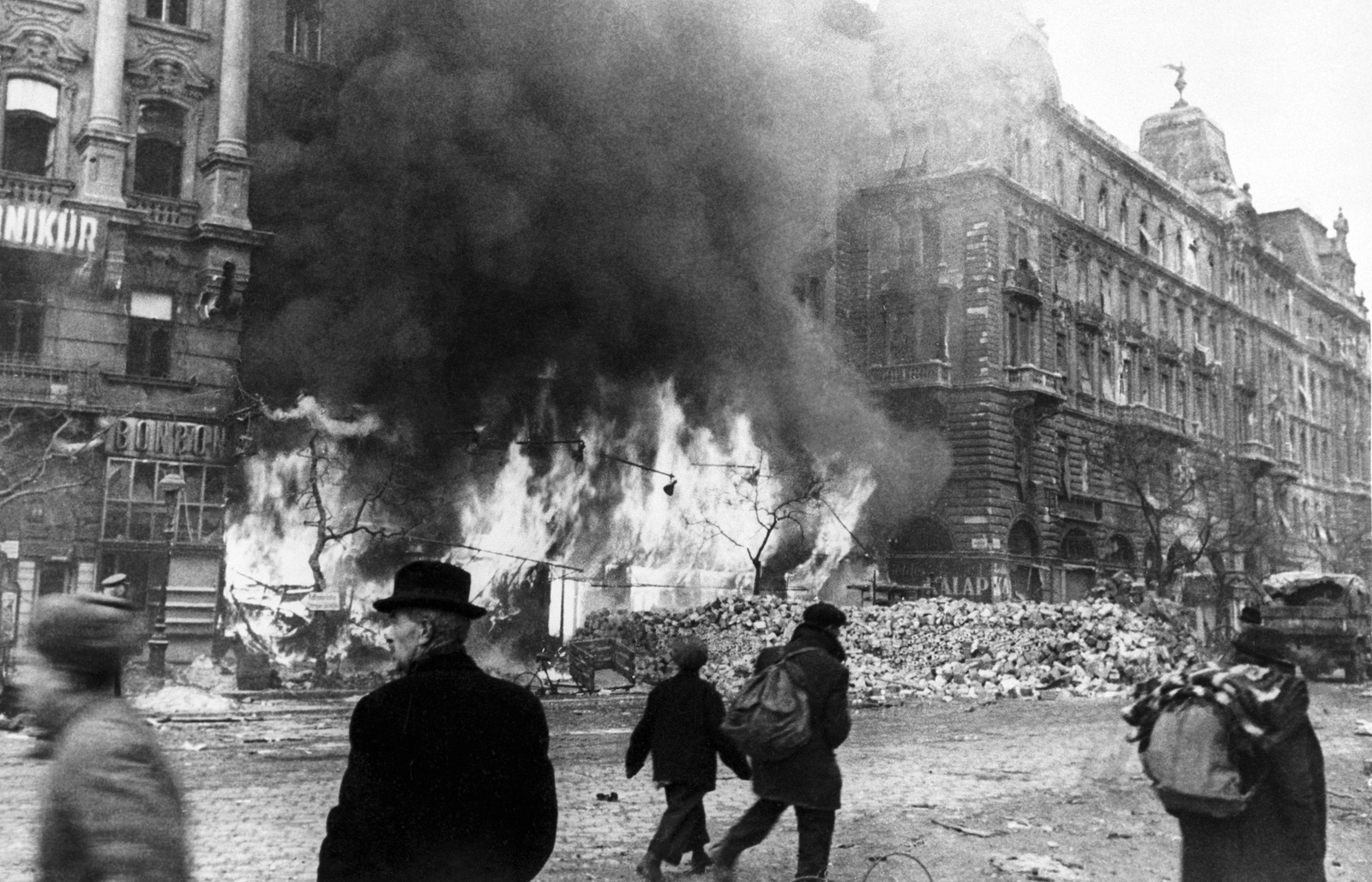 Magyarország, Budapest XIII., Nyugati (Berlini) tér a Váci út felé nézve., 1945, Vörös Hadsereg, Budapest, járókelő, tégla, hátizsák, füst, tűz, Fortepan #175243