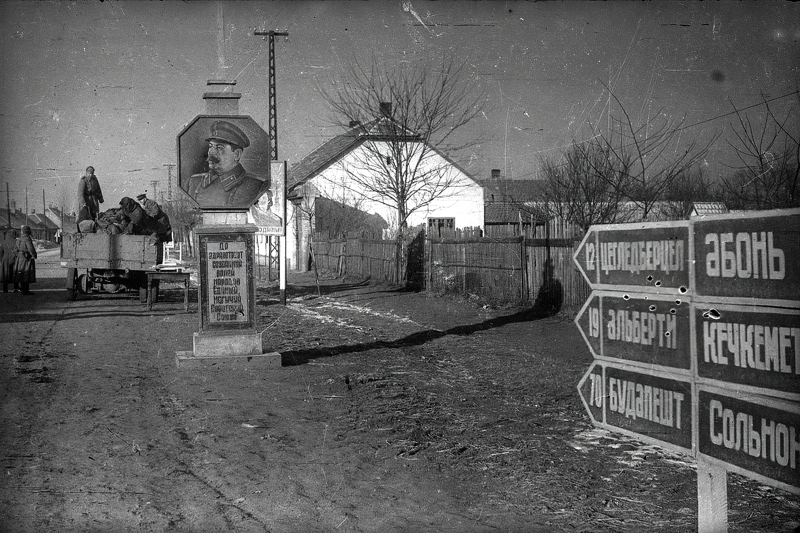 Hungary, Cegléd, 1945, Vörös Hadsereg, pylon, fence, Cyrillic alphabet, road signs, Joseph Stalin portrayal, Fortepan #175248